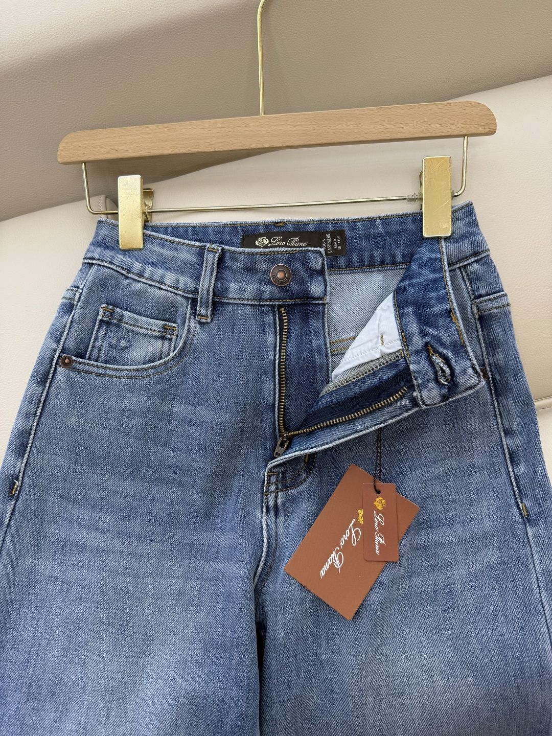 NZ006#新款牛仔裤⚠️。
Lp🆕 皮标 logo 直筒 牛仔裤 浅蓝色 26/27/28/29