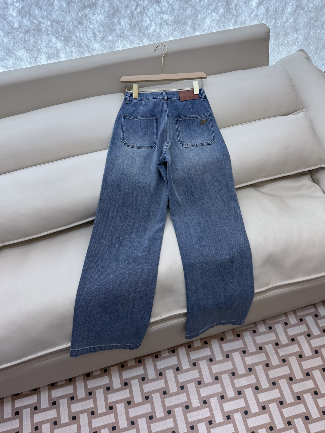NZ005#新款牛仔裤⚠️。
Lp🆕 明线 绣花logo 直筒 牛仔裤 深蓝色 浅蓝色 26/27/28