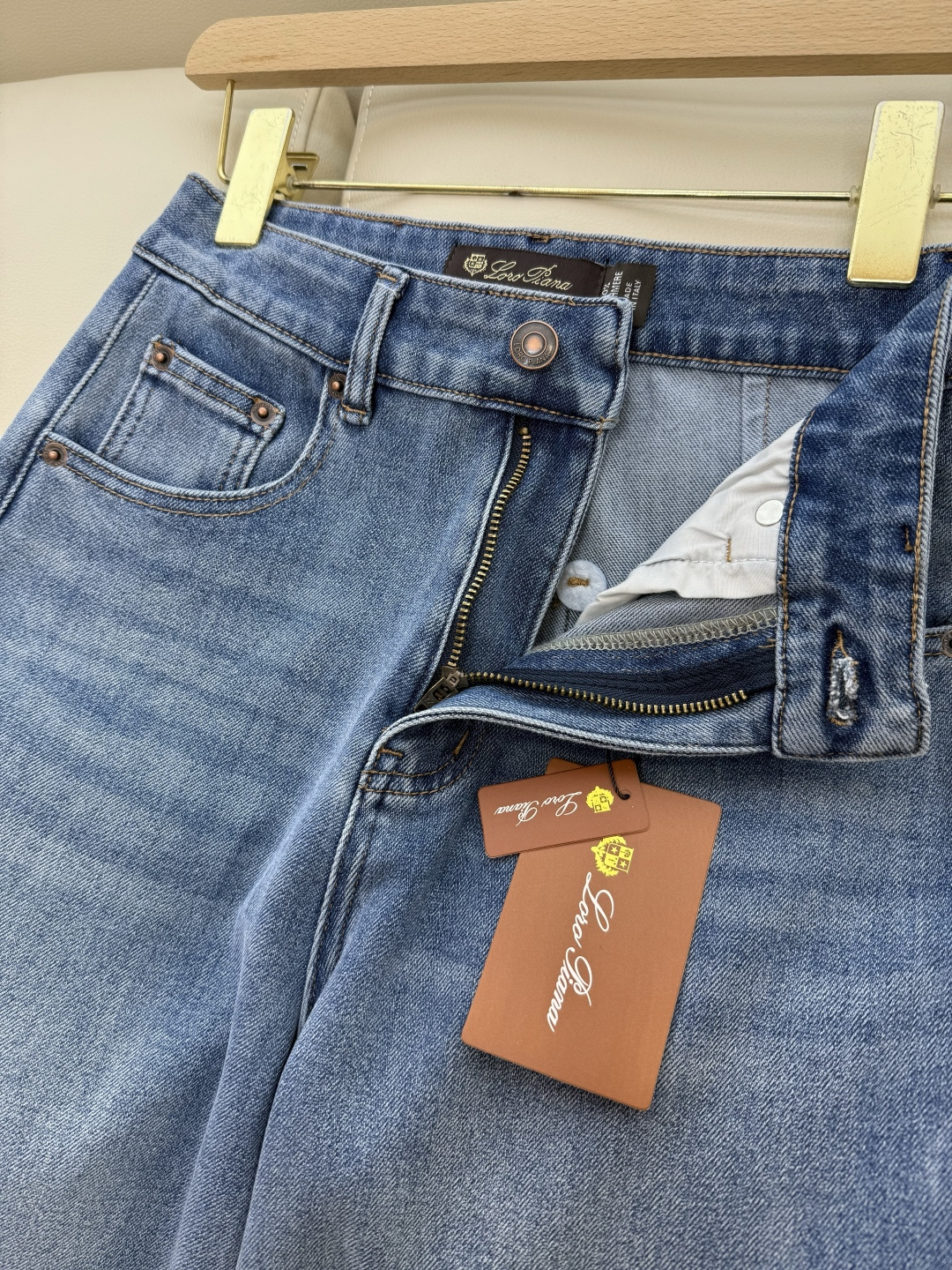NZ005#新款牛仔裤⚠️。
Lp🆕 明线 绣花logo 直筒 牛仔裤 深蓝色 浅蓝色 26/27/28