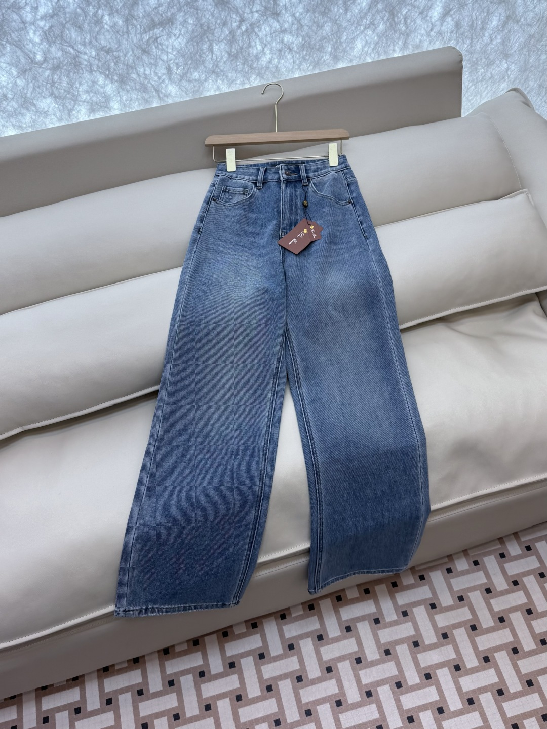 NZ006#新款牛仔裤⚠️。
Lp🆕 皮标 logo 直筒 牛仔裤 浅蓝色 26/27/28/29