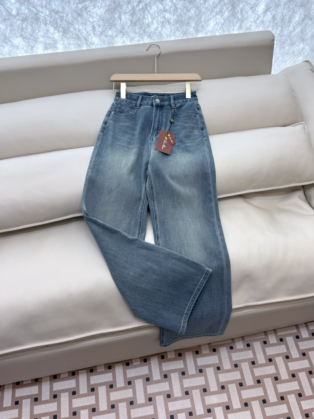 NZ007#新款牛仔裤⚠️。
Lp🆕 绣花logo 直筒 水洗 牛仔裤 浅蓝色 26/27/28/29