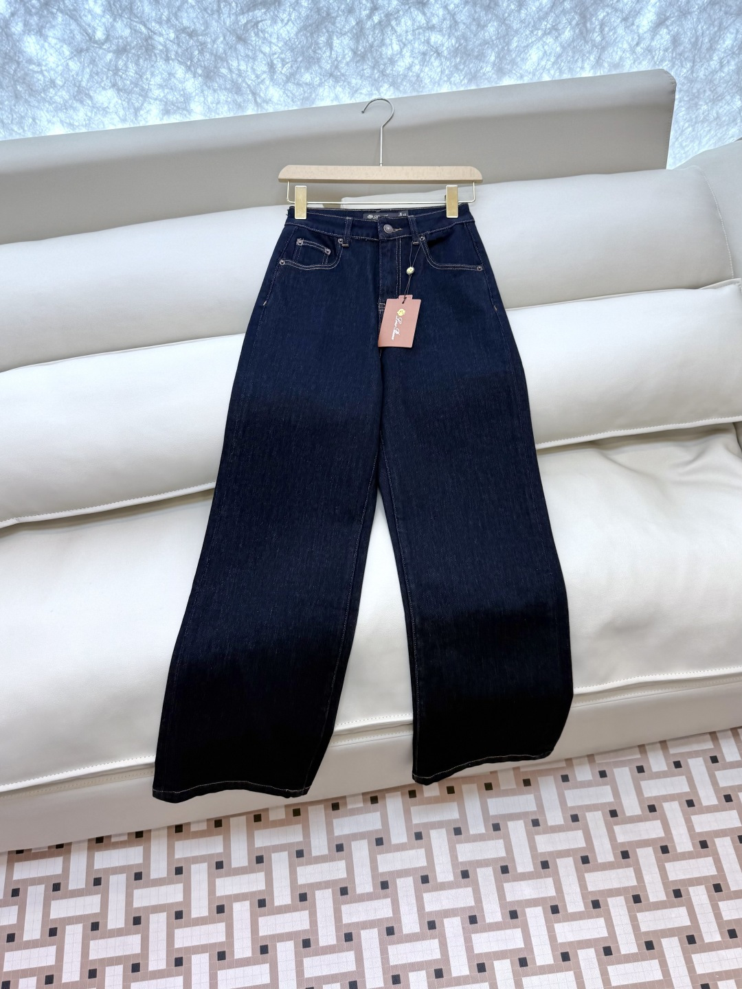 NZ005#新款牛仔裤⚠️。
Lp🆕 明线 绣花logo 直筒 牛仔裤 深蓝色 浅蓝色 26/27/28