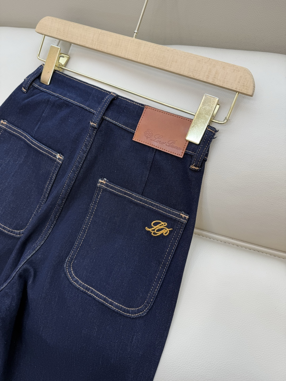 NZ005#新款牛仔裤⚠️。
Lp🆕 明线 绣花logo 直筒 牛仔裤 深蓝色 浅蓝色 26/27/28