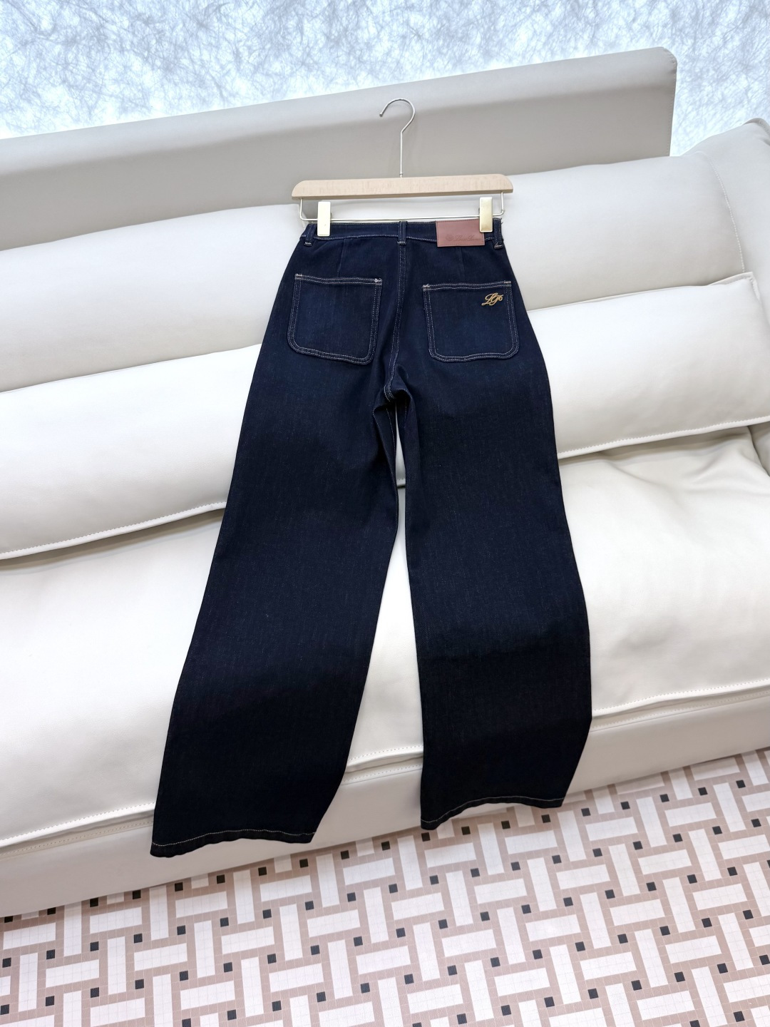 NZ005#新款牛仔裤⚠️。
Lp🆕 明线 绣花logo 直筒 牛仔裤 深蓝色 浅蓝色 26/27/28