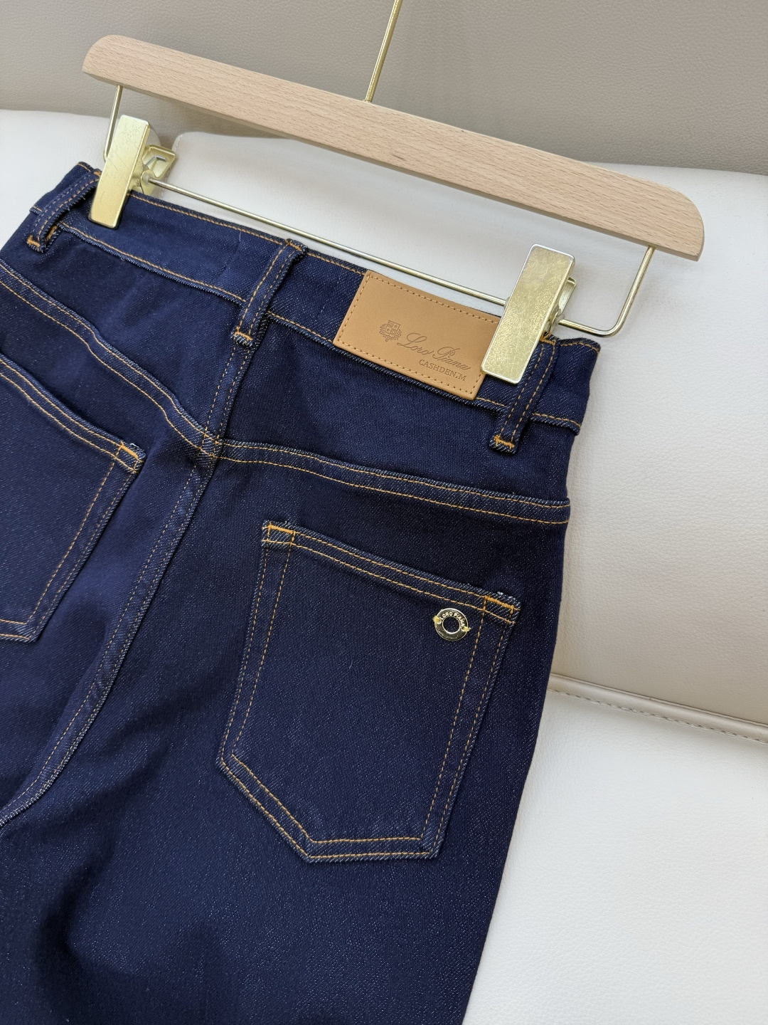 NZ003#新款牛仔裤⚠️。
Lp🆕 明线 直筒 牛仔裤 深蓝色 26/27/28/29