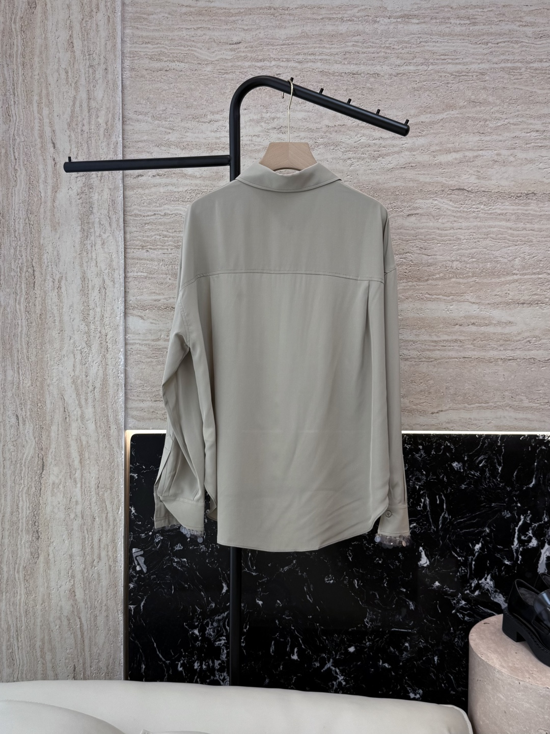 LZ25058#新款衬衫💕BC 全手工订珠花袖口 100% 桑蚕丝 长袖衬衫 两色 SML