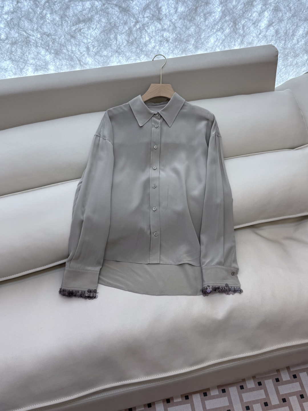 LZ25058#新款衬衫💕BC 全手工订珠花袖口 100% 桑蚕丝 长袖衬衫 两色 SML