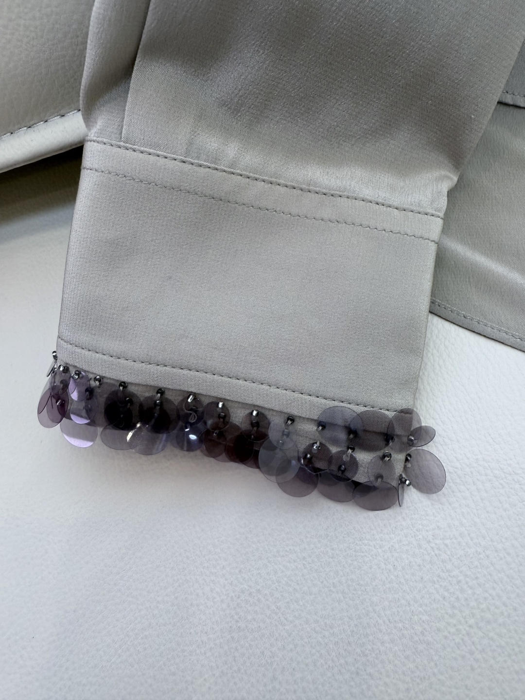 LZ25058#新款衬衫💕BC 全手工订珠花袖口 100% 桑蚕丝 长袖衬衫 两色 SML