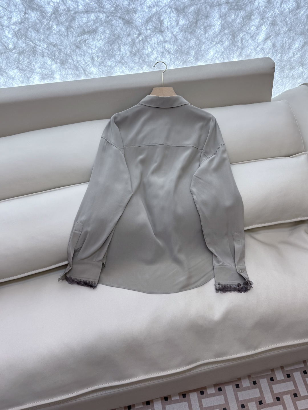 LZ25058#新款衬衫💕BC 全手工订珠花袖口 100% 桑蚕丝 长袖衬衫 两色 SML