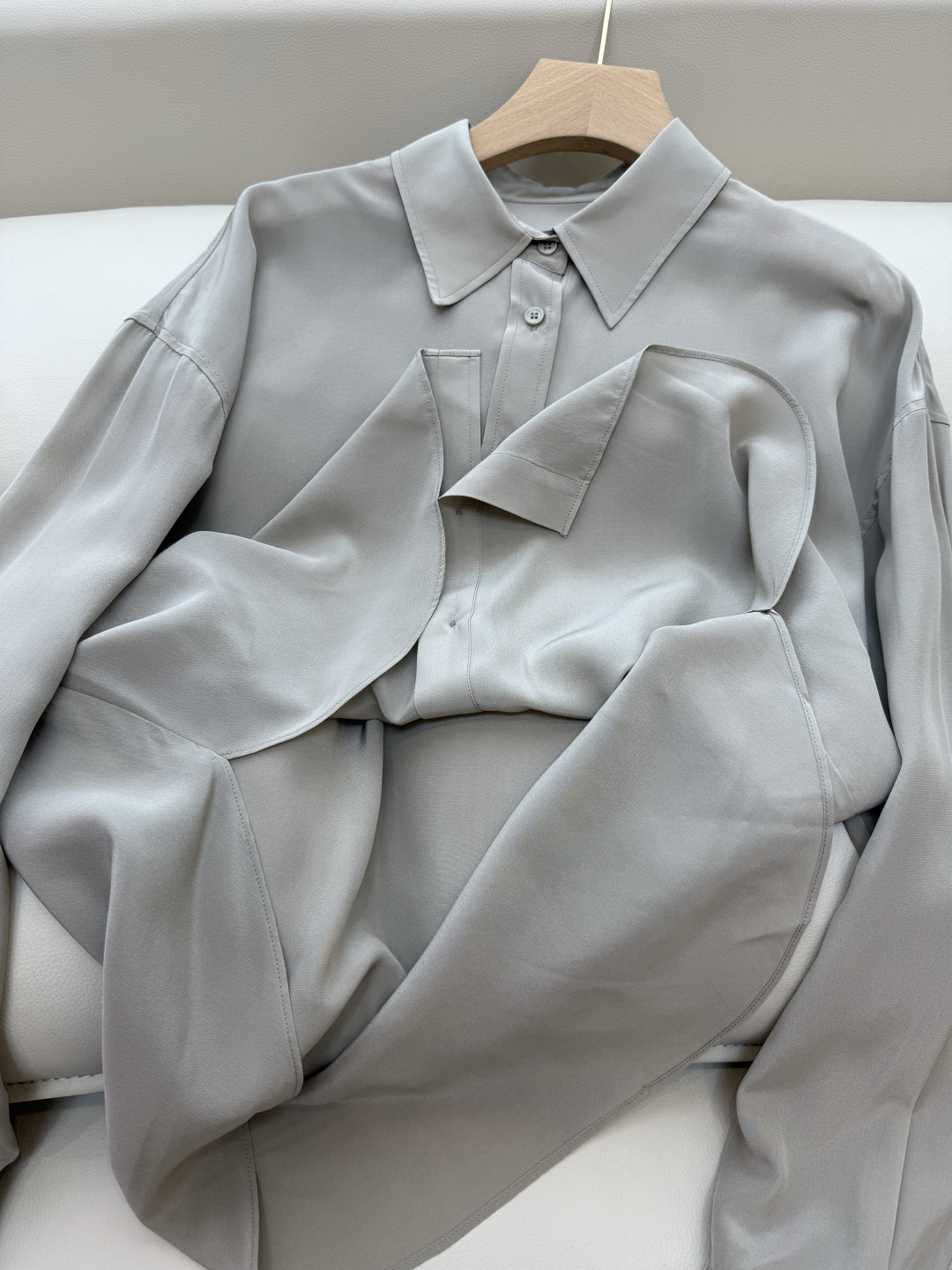 LZ25058#新款衬衫💕BC 全手工订珠花袖口 100% 桑蚕丝 长袖衬衫 两色 SML