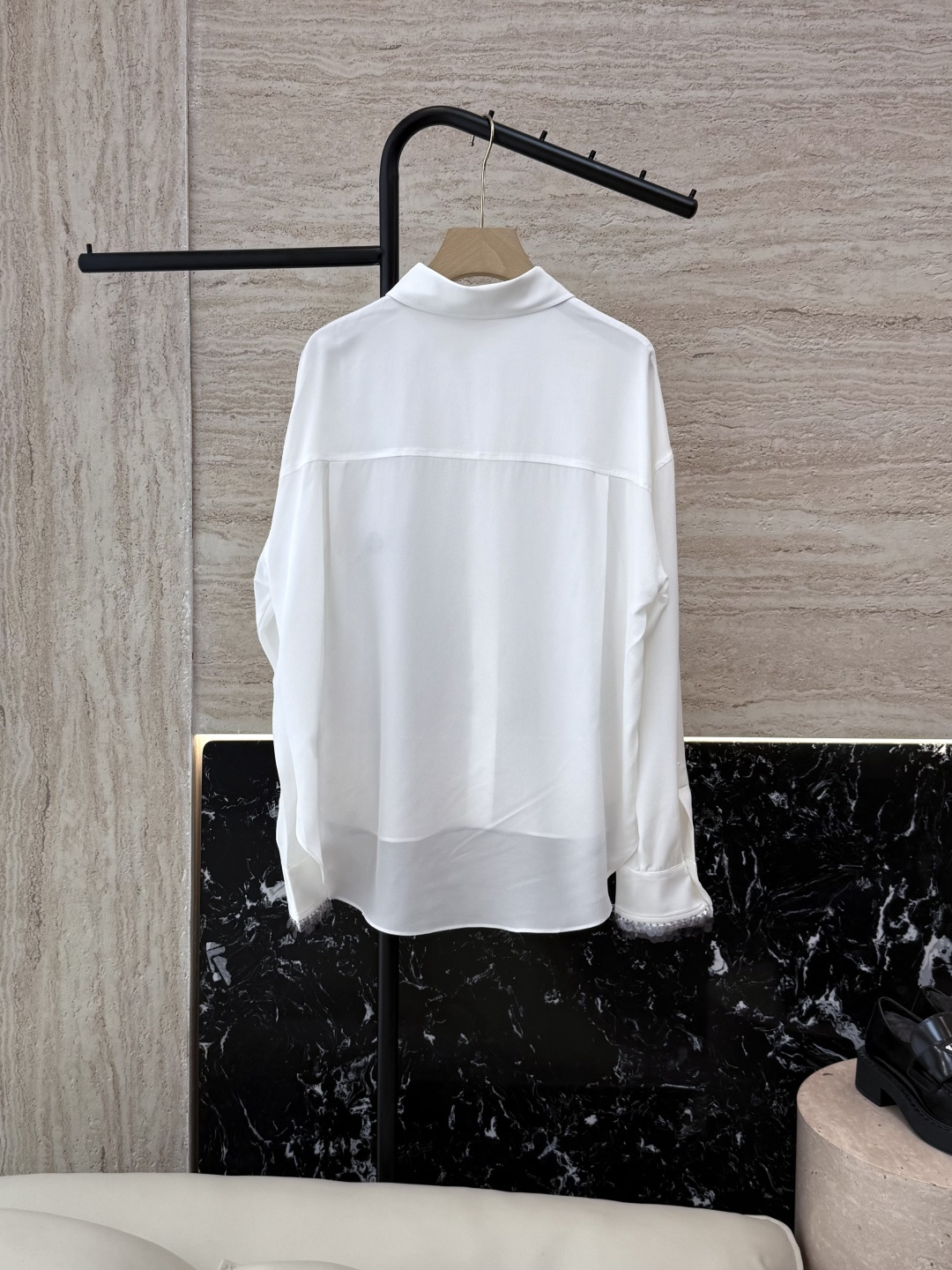 LZ25058#新款衬衫💕BC 全手工订珠花袖口 100% 桑蚕丝 长袖衬衫 两色 SML