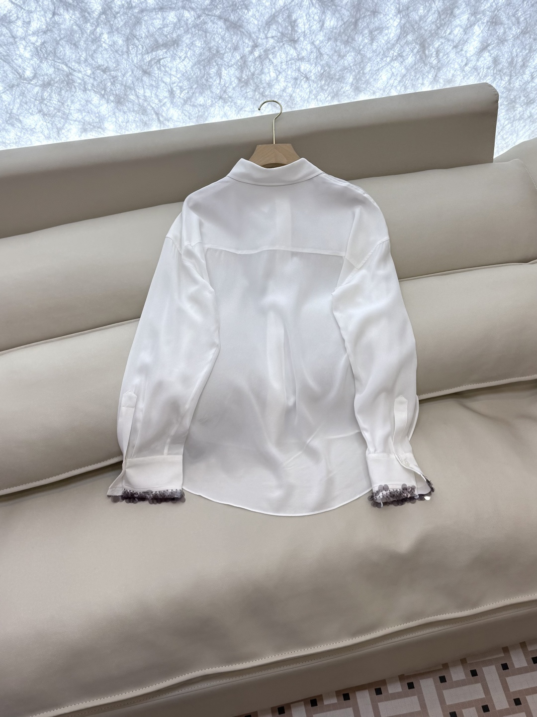 LZ25058#新款衬衫💕BC 全手工订珠花袖口 100% 桑蚕丝 长袖衬衫 两色 SML