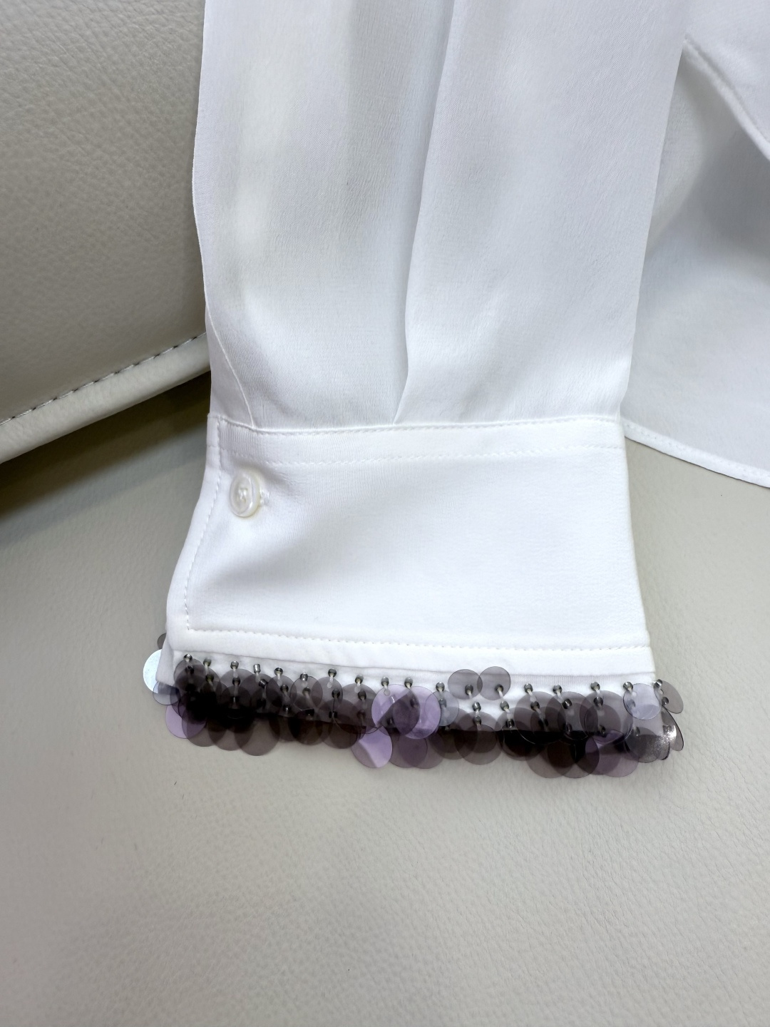 LZ25058#新款衬衫💕BC 全手工订珠花袖口 100% 桑蚕丝 长袖衬衫 两色 SML