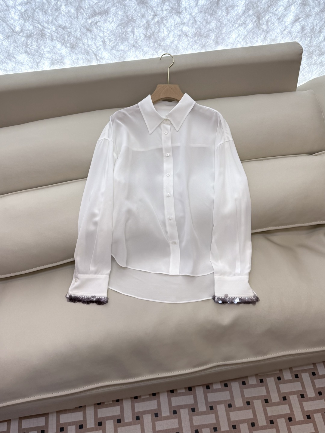 LZ25058#新款衬衫💕BC 全手工订珠花袖口 100% 桑蚕丝 长袖衬衫 两色 SML