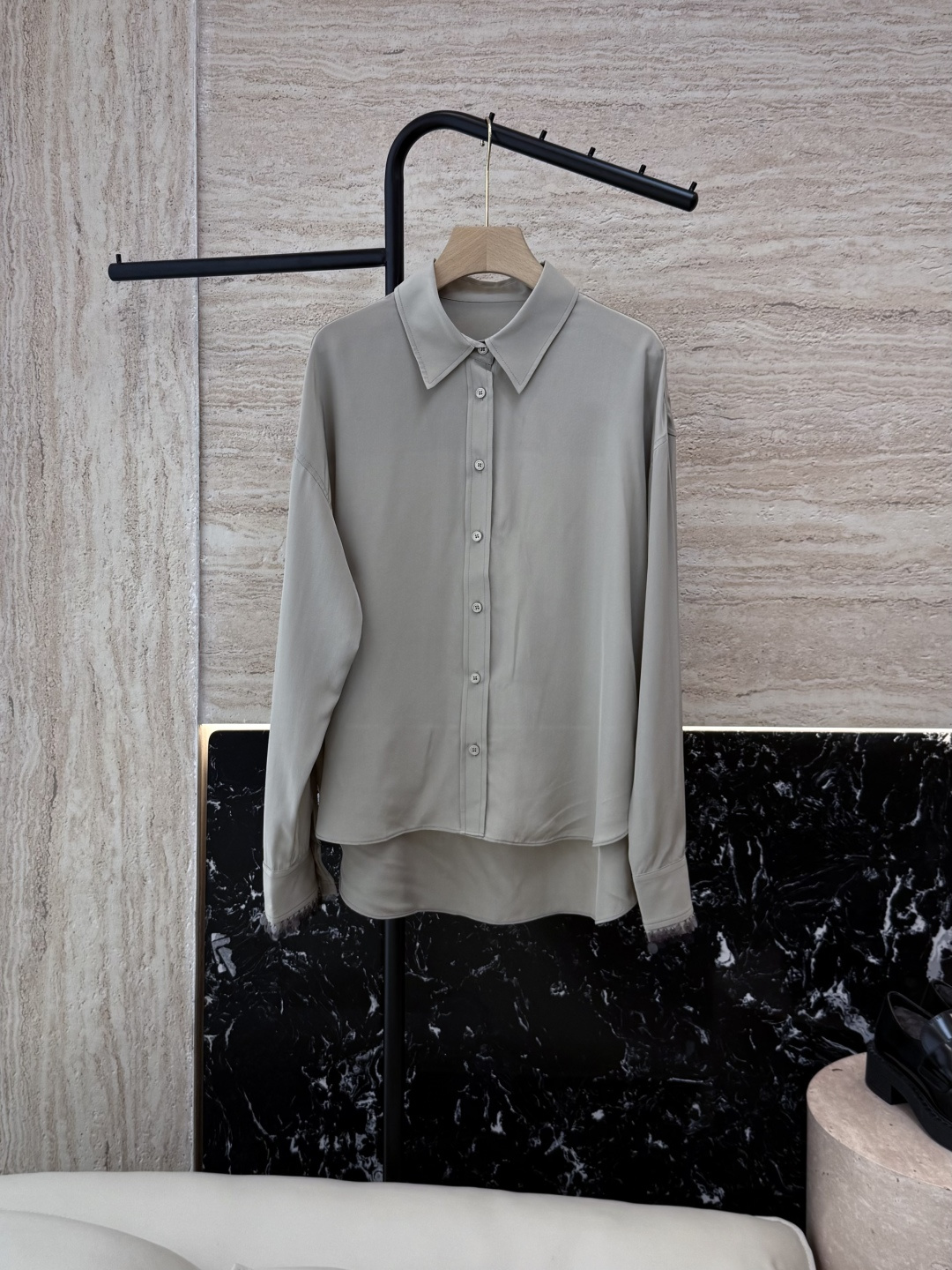 LZ25058#新款衬衫💕BC 全手工订珠花袖口 100% 桑蚕丝 长袖衬衫 两色 SML