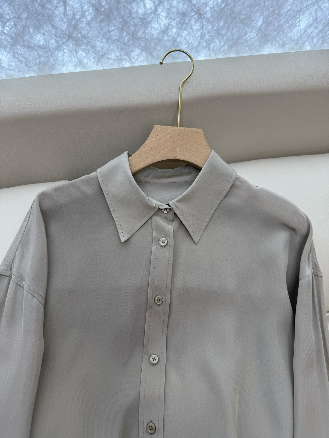 LZ25058#新款衬衫💕BC 全手工订珠花袖口 100% 桑蚕丝 长袖衬衫 两色 SML