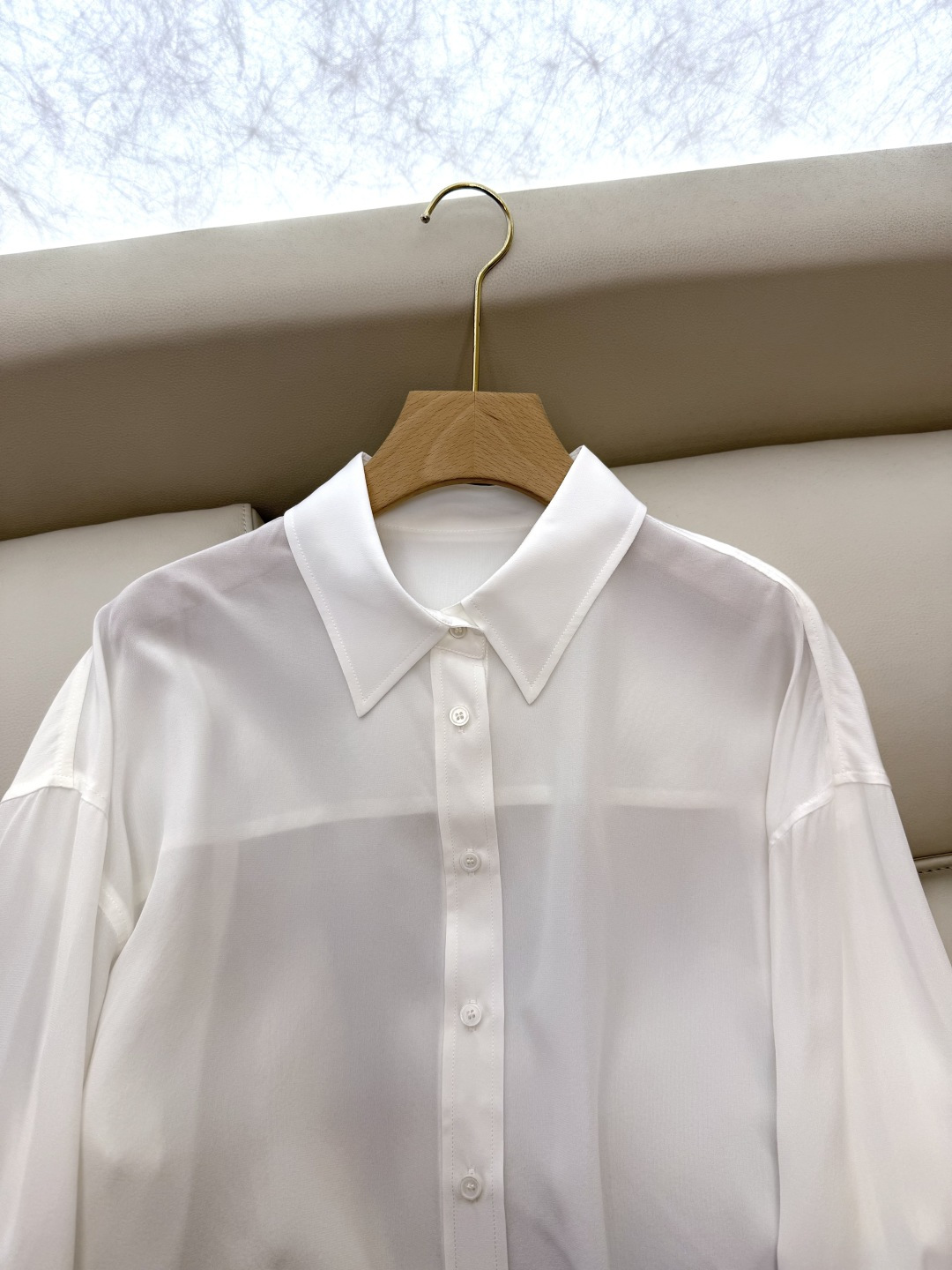 LZ25058#新款衬衫💕BC 全手工订珠花袖口 100% 桑蚕丝 长袖衬衫 两色 SML