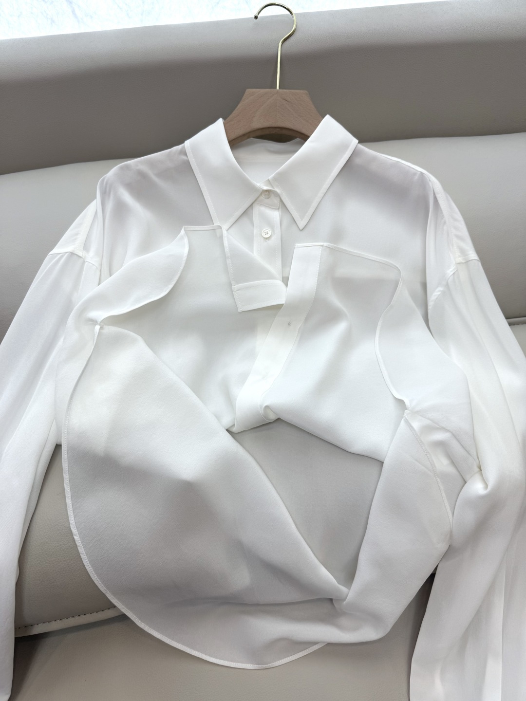 LZ25058#新款衬衫💕BC 全手工订珠花袖口 100% 桑蚕丝 长袖衬衫 两色 SML