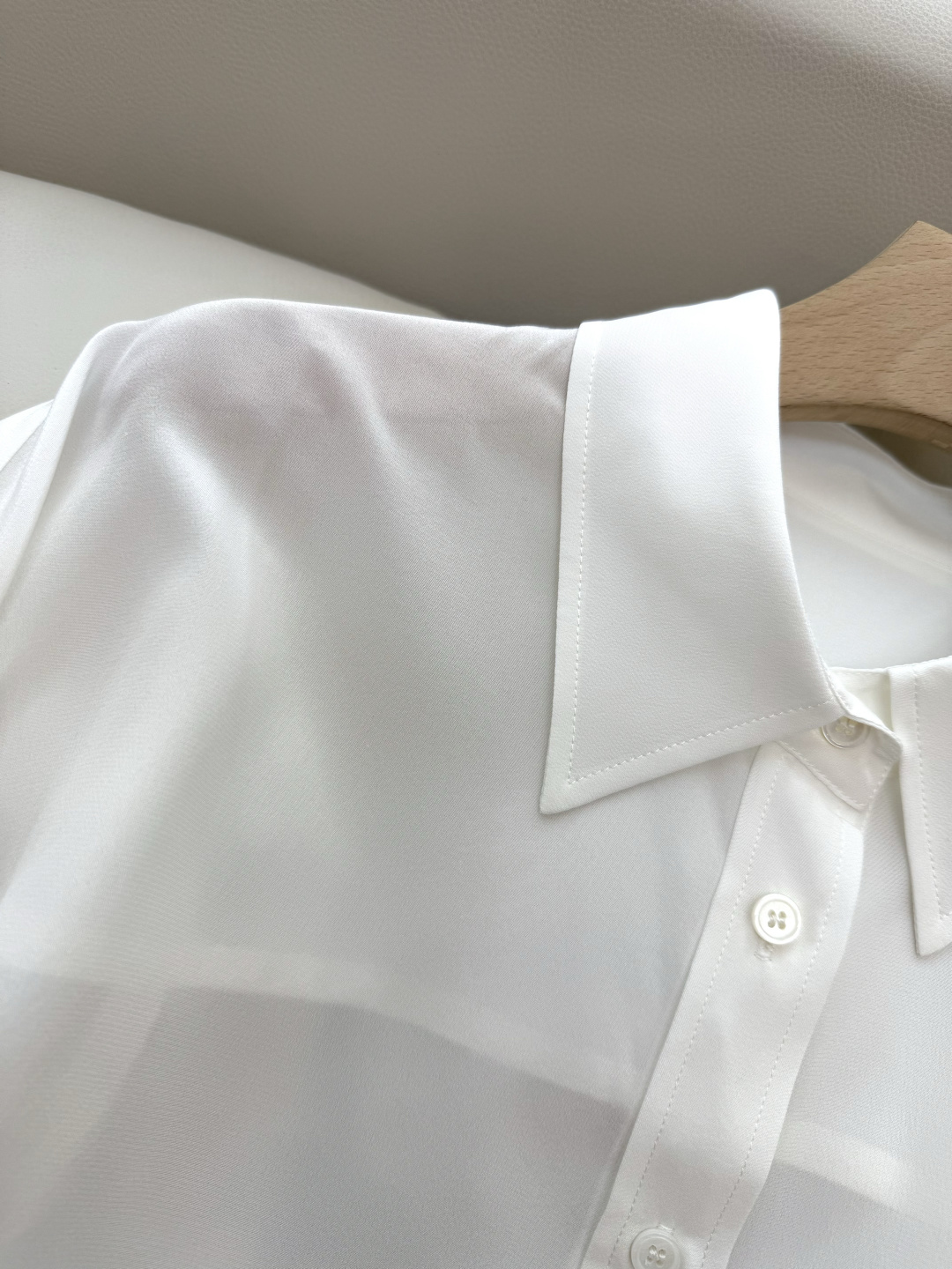 LZ25058#新款衬衫💕BC 全手工订珠花袖口 100% 桑蚕丝 长袖衬衫 两色 SML