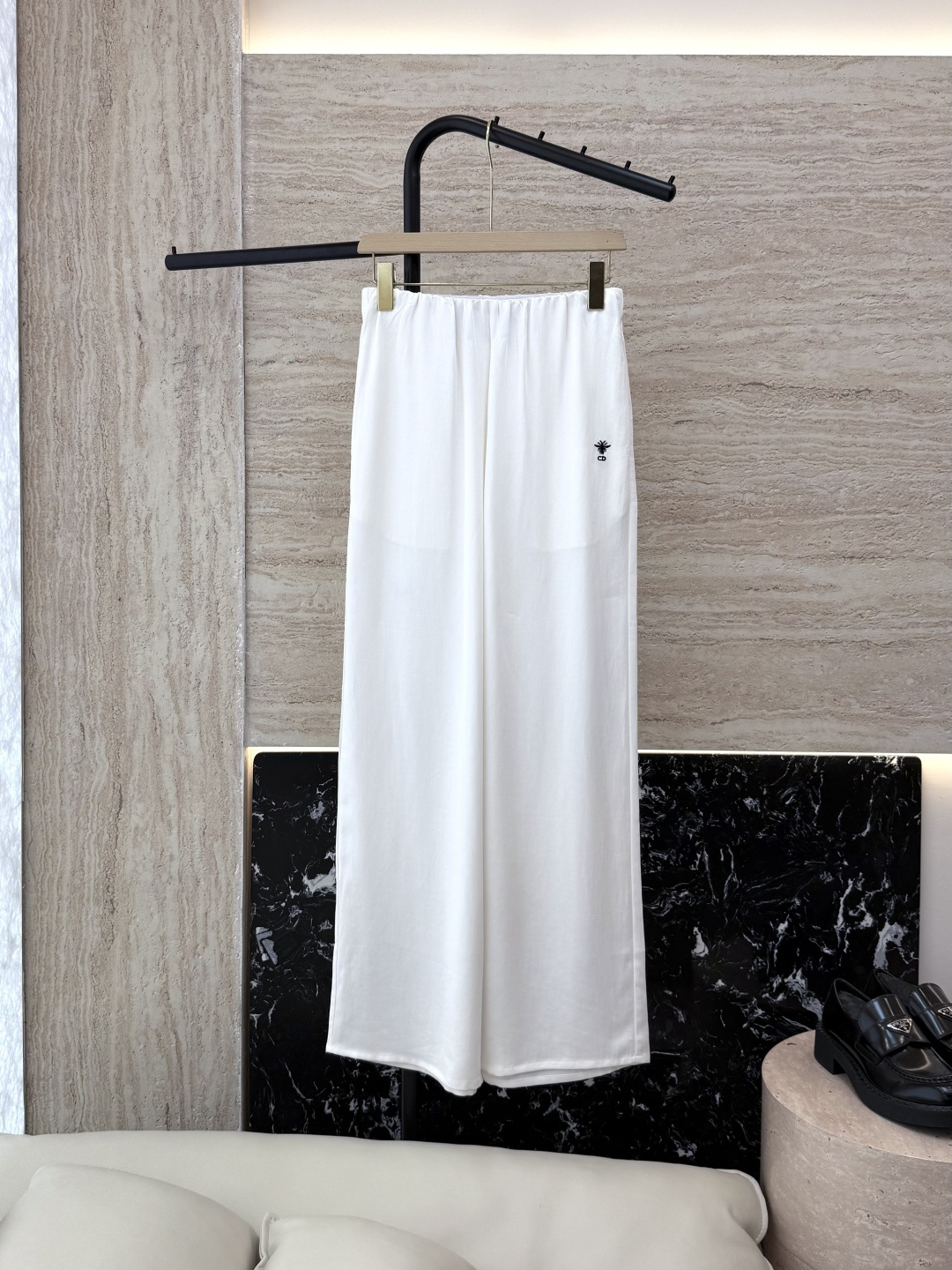 NO:446902,CX0120# new style pants Dior bee embroidery wide-leg trousers white black SML,,dior,alexander wang19860909CX0120#新款裤子 Dior 小蜜蜂刺绣 阔腿长裤 白色 黑色 SML,,dior,alexander wang,Women's clothing