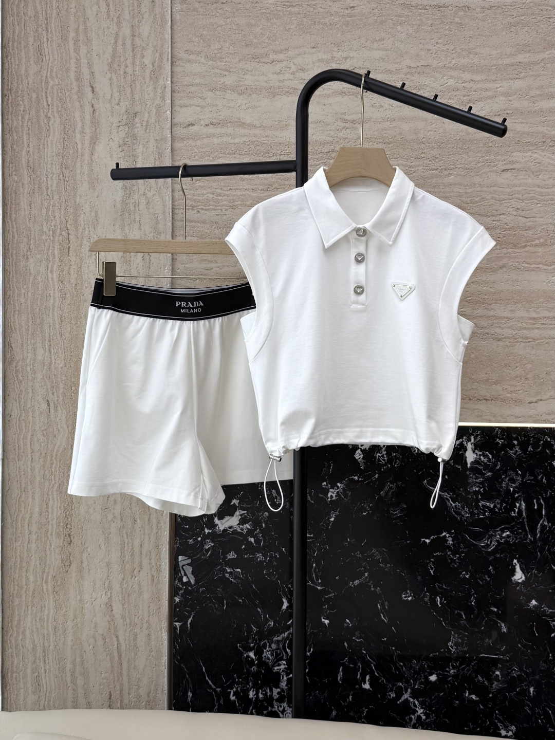 NO:446862,CX0118# new style set Prada casual sleeveless top shorts set black white SML,,prada, shorts,alexander wang19860909CX0118#新款套装 Prada 休闲无袖上衣短裤 套装 黑色 白色 SML,,prada,shorts,alexander wang,Women's clothing