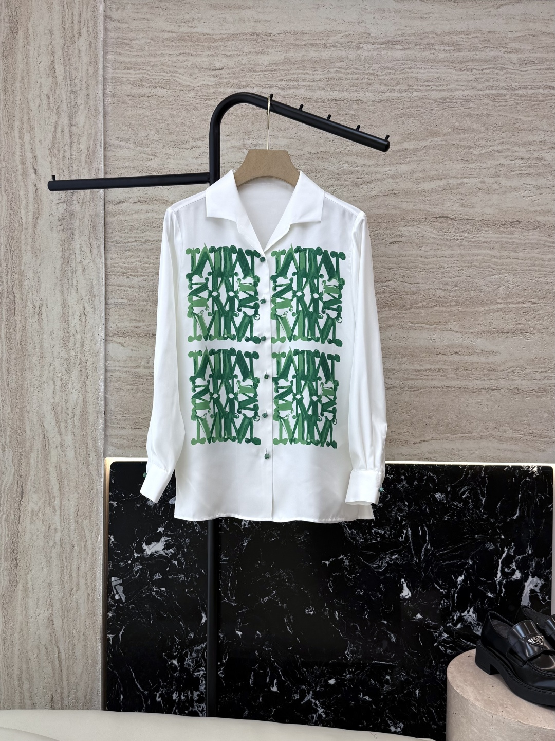 NO:454161,BS431# new shirt Max positioning print Twill silk print long-sleeved shirt Green blue 36/38/40/42,,shirts,real silk,alexander wang19860909BS431#新款衬衫 Max 定位印花 斜纹真丝印花长袖衬衫 绿色 蓝色 36/38/40/42,,shirts,real silk,alexander wang,Women's clothing