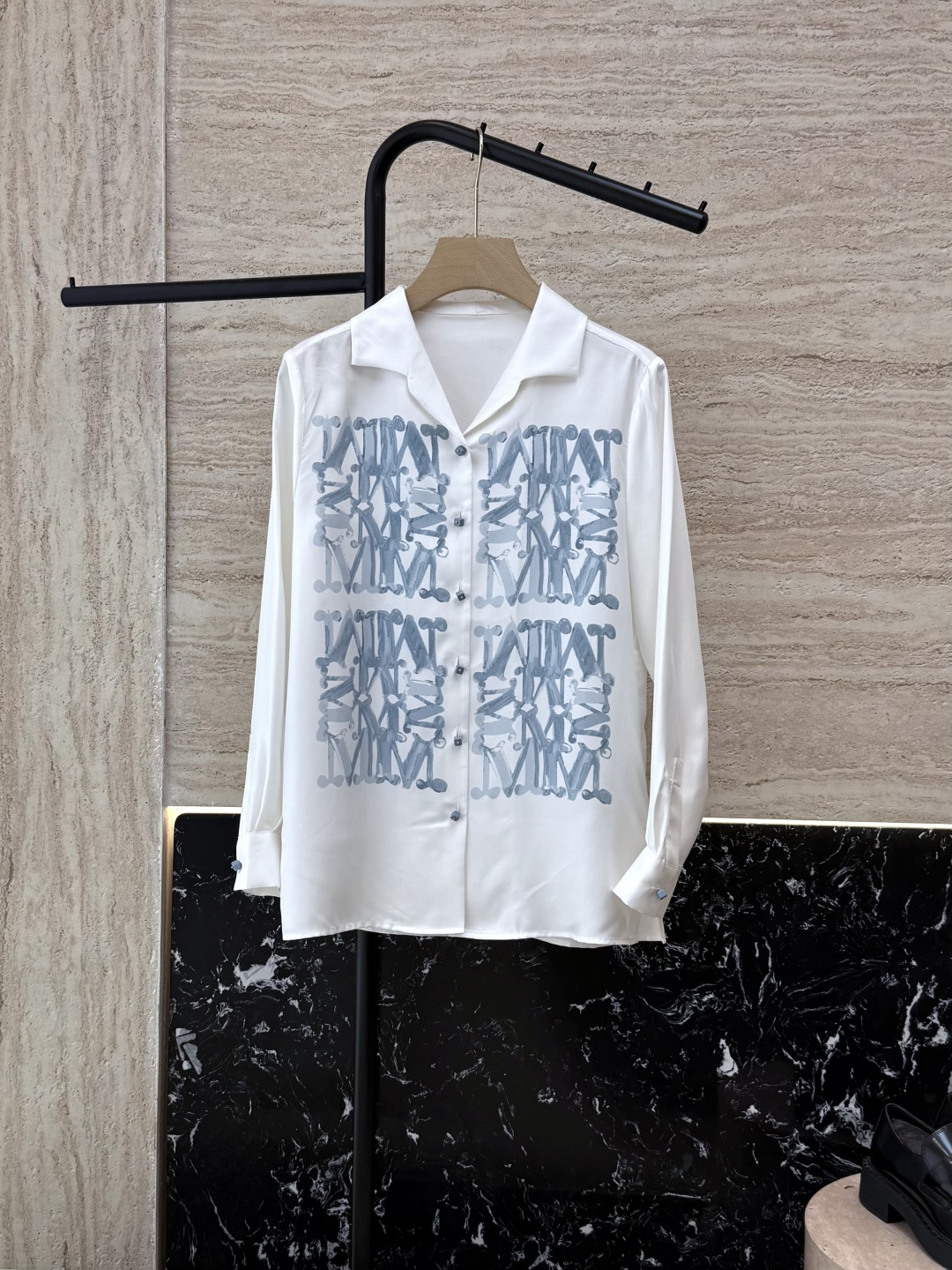 NO:454169,BS431# new shirt Max positioning print Twill silk print long-sleeved shirt Green blue 36/38/40/42,,shirts,real silk,alexander wang19860909BS431#新款衬衫 Max 定位印花 斜纹真丝印花长袖衬衫 绿色 蓝色 36/38/40/42,,shirts,real silk,alexander wang,Women's clothing