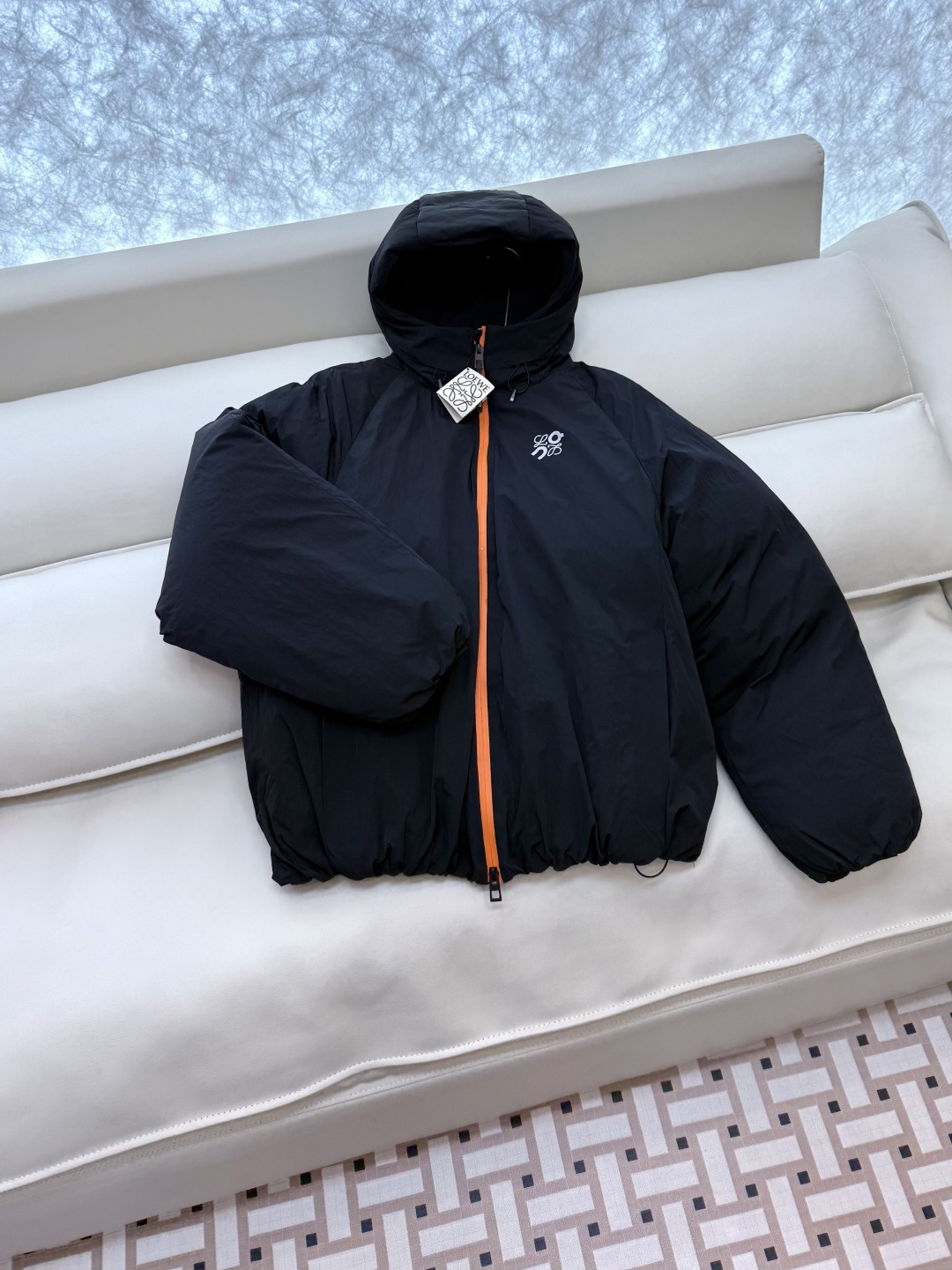 NO:454167,39024018# Special No Return or Exchange Loewe Men and Women's Same Model Co-branded Down Jacket White Black SML,,loewe,down Jacket,alexander wang1986090939024018#特不退不换 Loewe 男女同款 联名款 羽绒服 白色 黑色 SML,,loewe,down jacket,alexander wang,Women's clothing