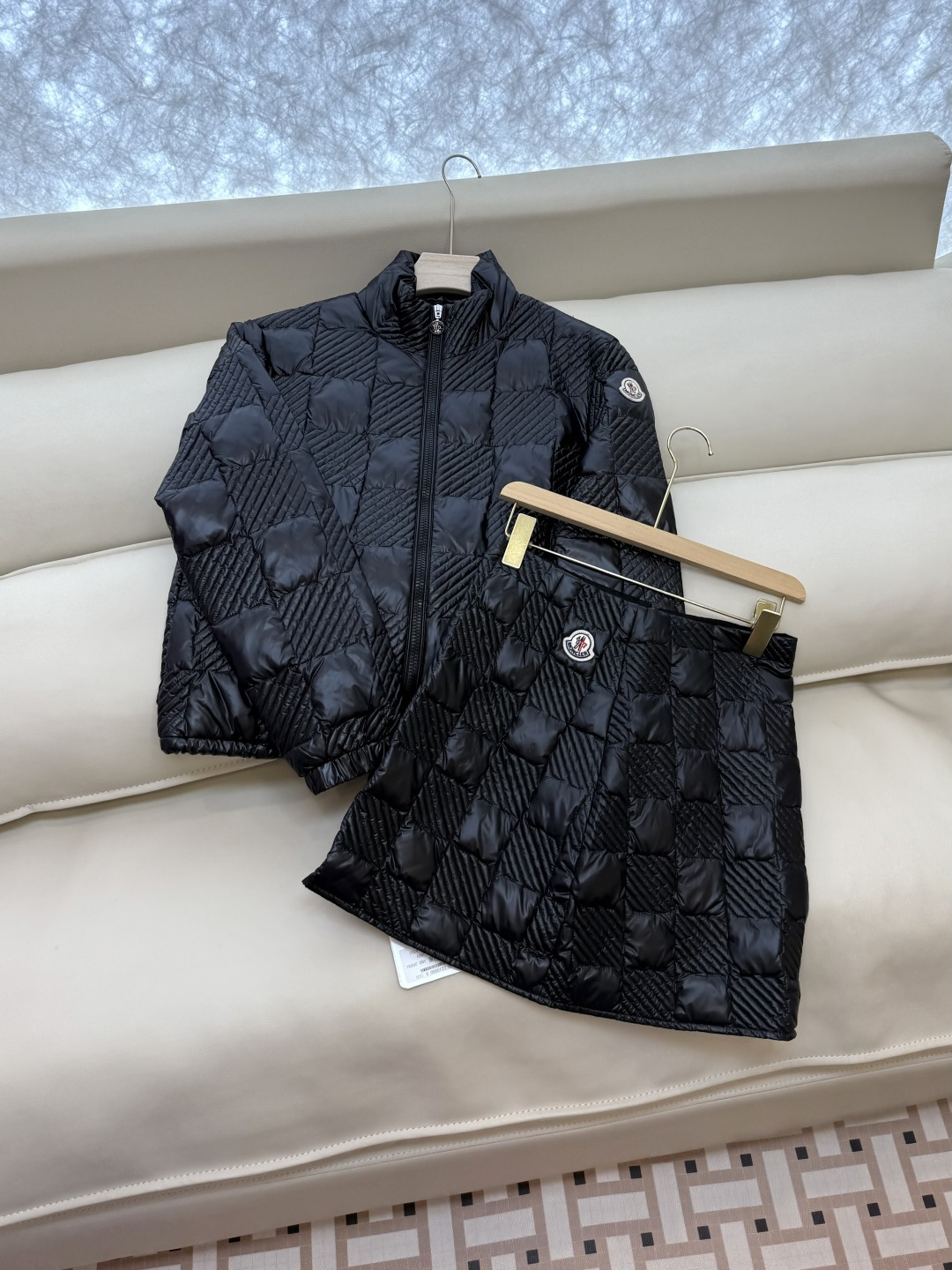 NO:458259,TZ125-1# Mon masked top version 90 white goose velvet plaid stand collar down jacket skirt suit black white 1/2/3,,Moncler,skirts,down jacket,alexander wang19860909TZ125-1# Mon 蒙口 顶级版本 90 白鹅绒 格纹 立领羽绒服半裙 套装 黑色 白色 1/2/3,,Moncler,skirts,down jacket,alexander wang,Women's clothing