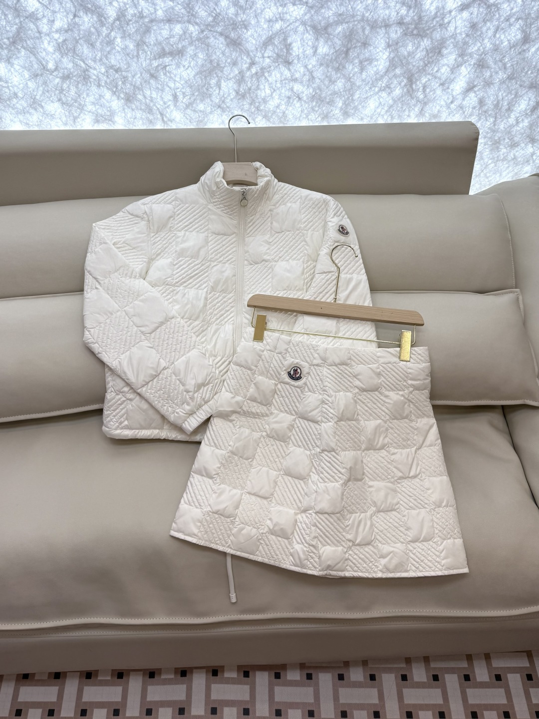 NO:458220,TZ125-1# Mon masked top version 90 white goose velvet plaid stand collar down jacket skirt suit black white 1/2/3,,Moncler,skirts,down jacket,alexander wang19860909TZ125-1# Mon 蒙口 顶级版本 90 白鹅绒 格纹 立领羽绒服半裙 套装 黑色 白色 1/2/3,,Moncler,skirts,down jacket,alexander wang,Women's clothing