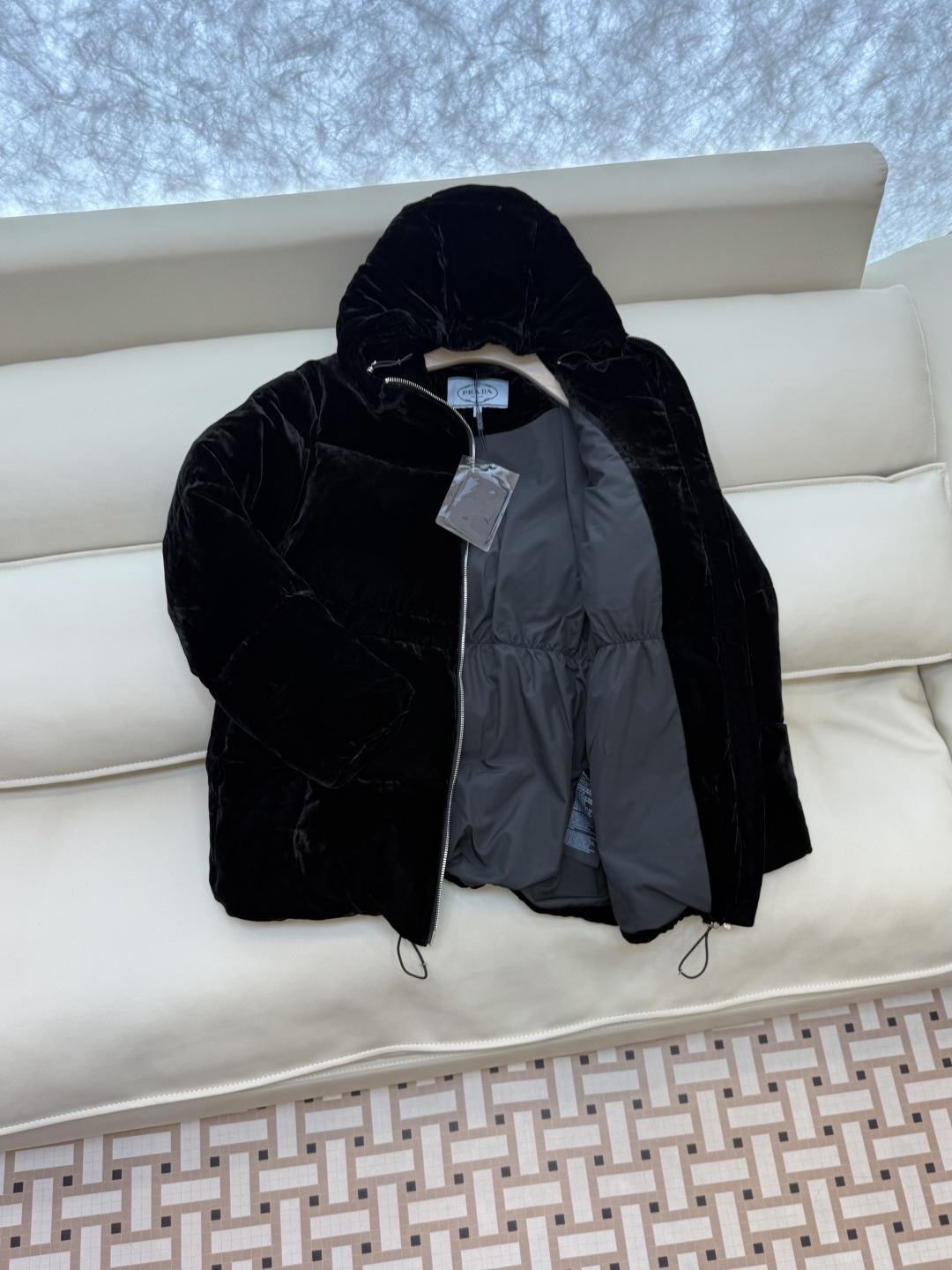 P-8512J#新款羽绒服⚠️2025。
PR 三角标 丝绒 90%白鹅绒 长袖羽绒服 黑色 38/40