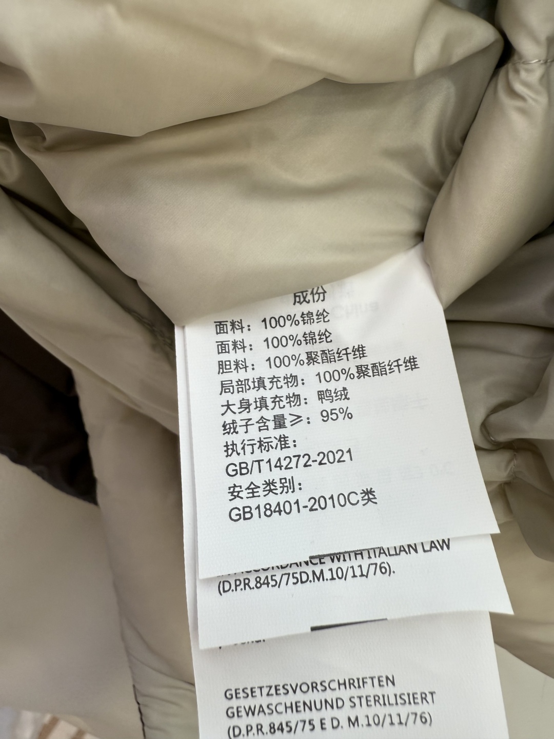 6808#新款羽绒服⚠️。
max 无标款‼️
超级跑量 90% 白鸭绒 带帽羽绒马甲 红棕色 米白 咖