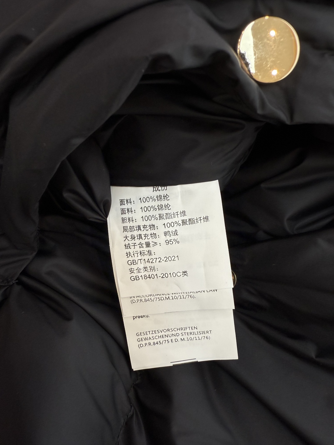 6808#新款羽绒服⚠️。
max 无标款‼️
超级跑量 90% 白鸭绒 带帽羽绒马甲 红棕色 米白 咖