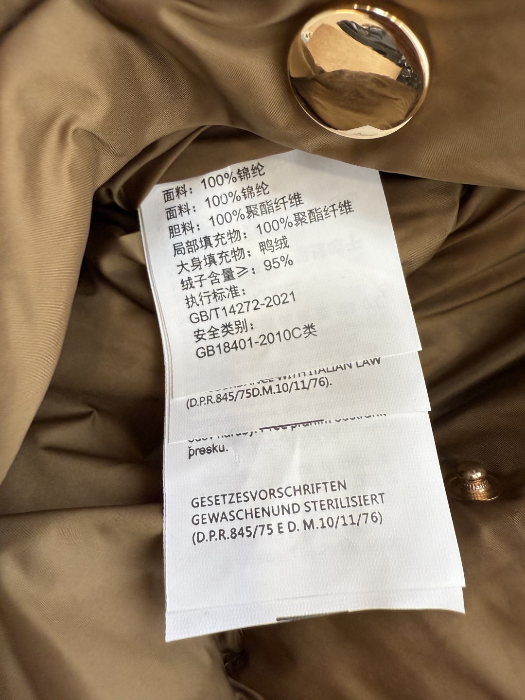 6808#新款羽绒服⚠️。
max 无标款‼️
超级跑量 90% 白鸭绒 带帽羽绒马甲 红棕色 米白 咖