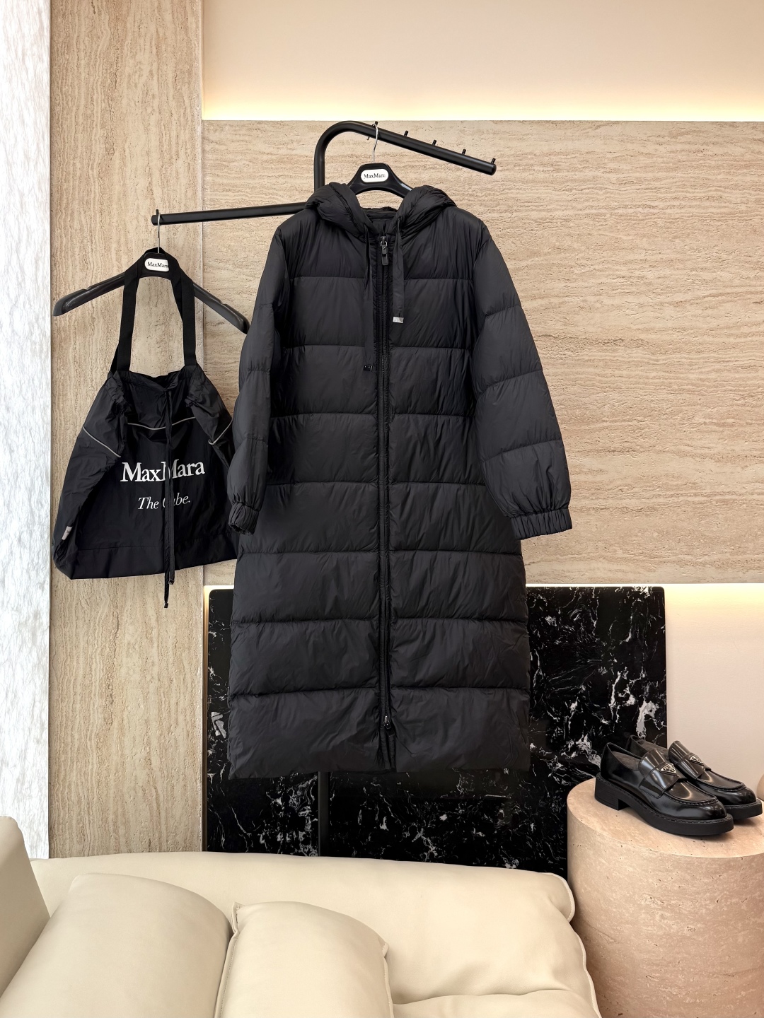 M2955#新款羽绒服⚠️2024。
max mara  配原包装 原标高定版 羽绒长款鹅绒服  90%