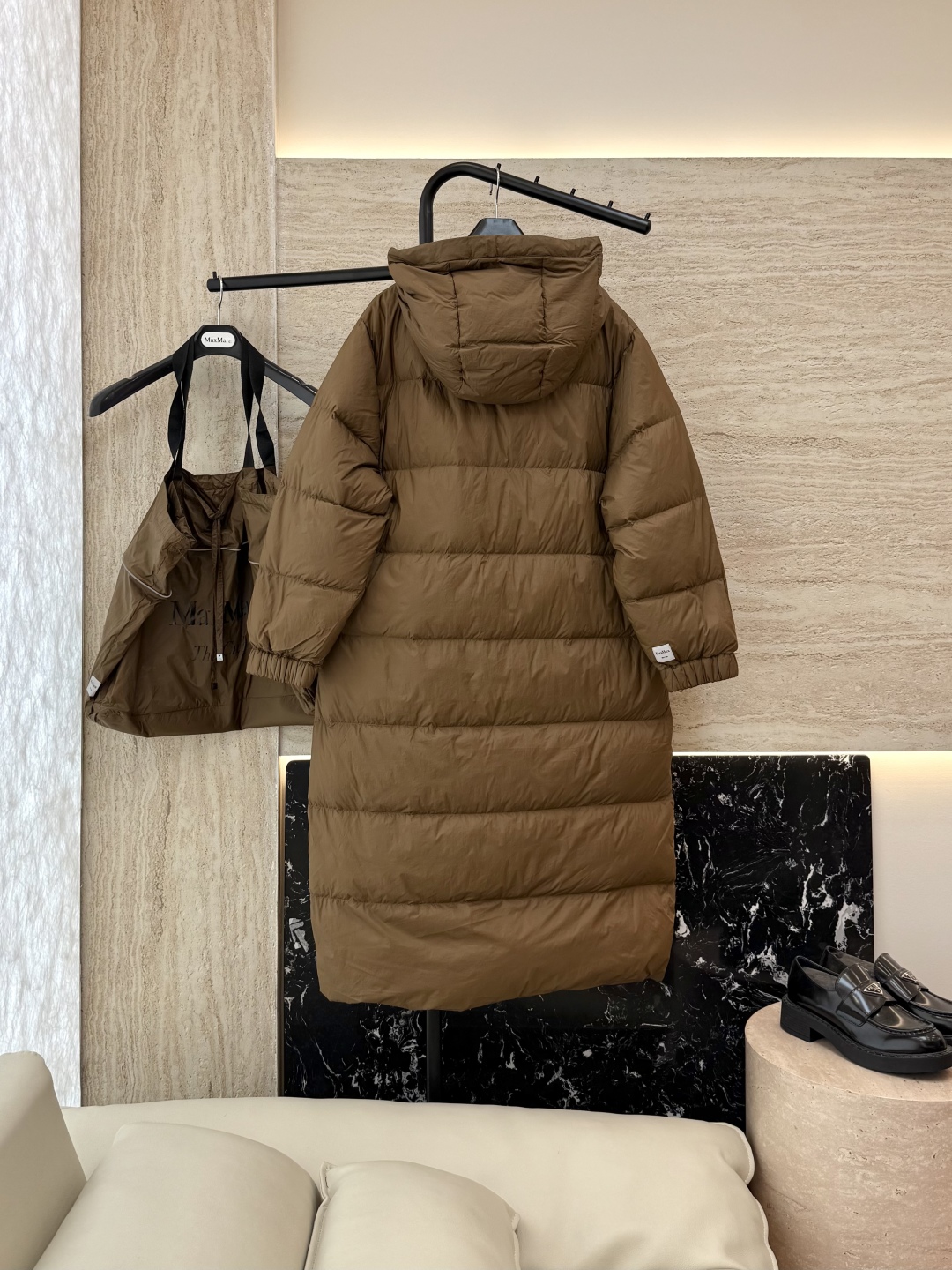 M2955#新款羽绒服⚠️2024。
max mara  配原包装 原标高定版 羽绒长款鹅绒服  90%