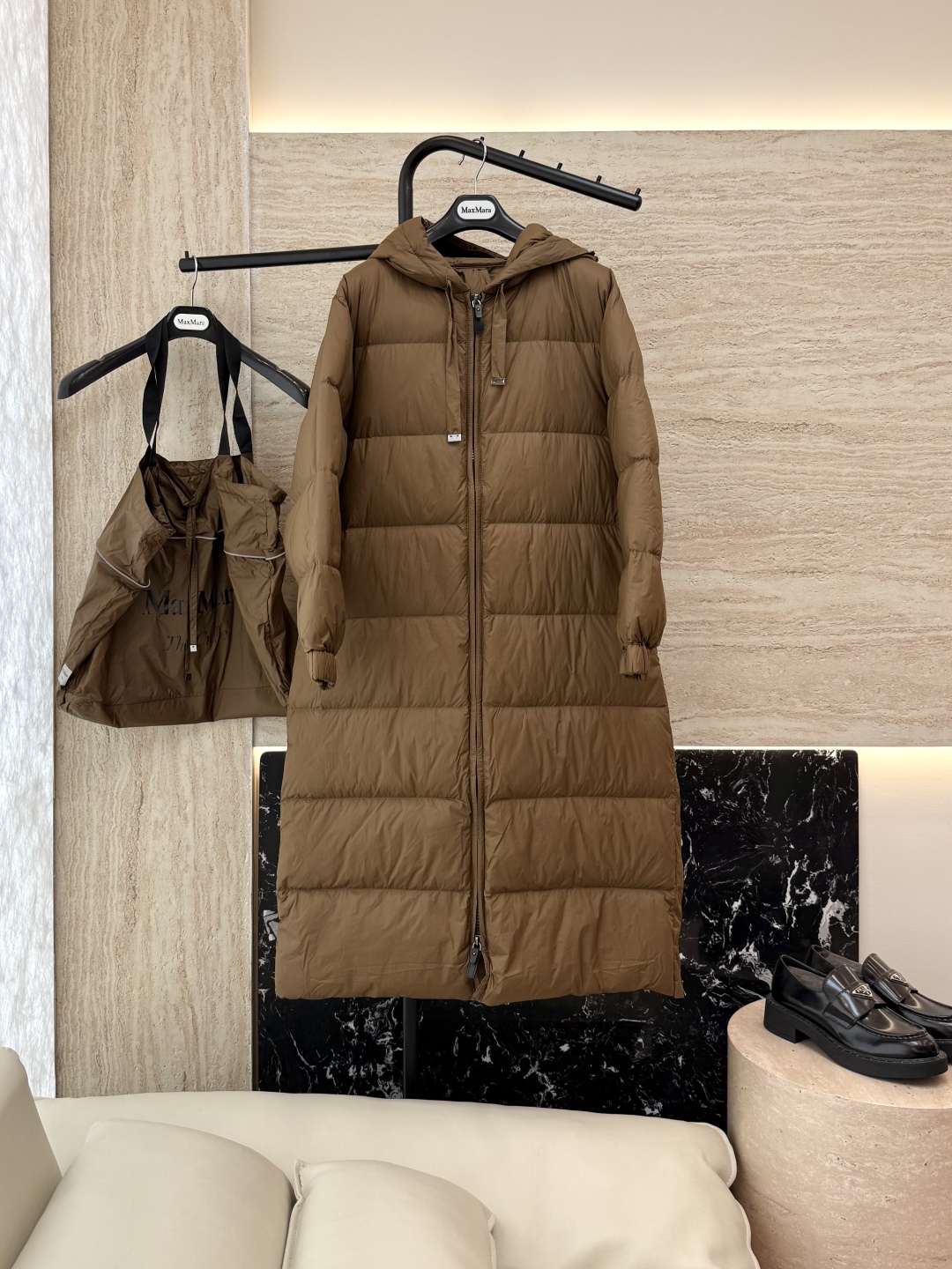 M2955#新款羽绒服⚠️2024。
max mara  配原包装 原标高定版 羽绒长款鹅绒服  90%