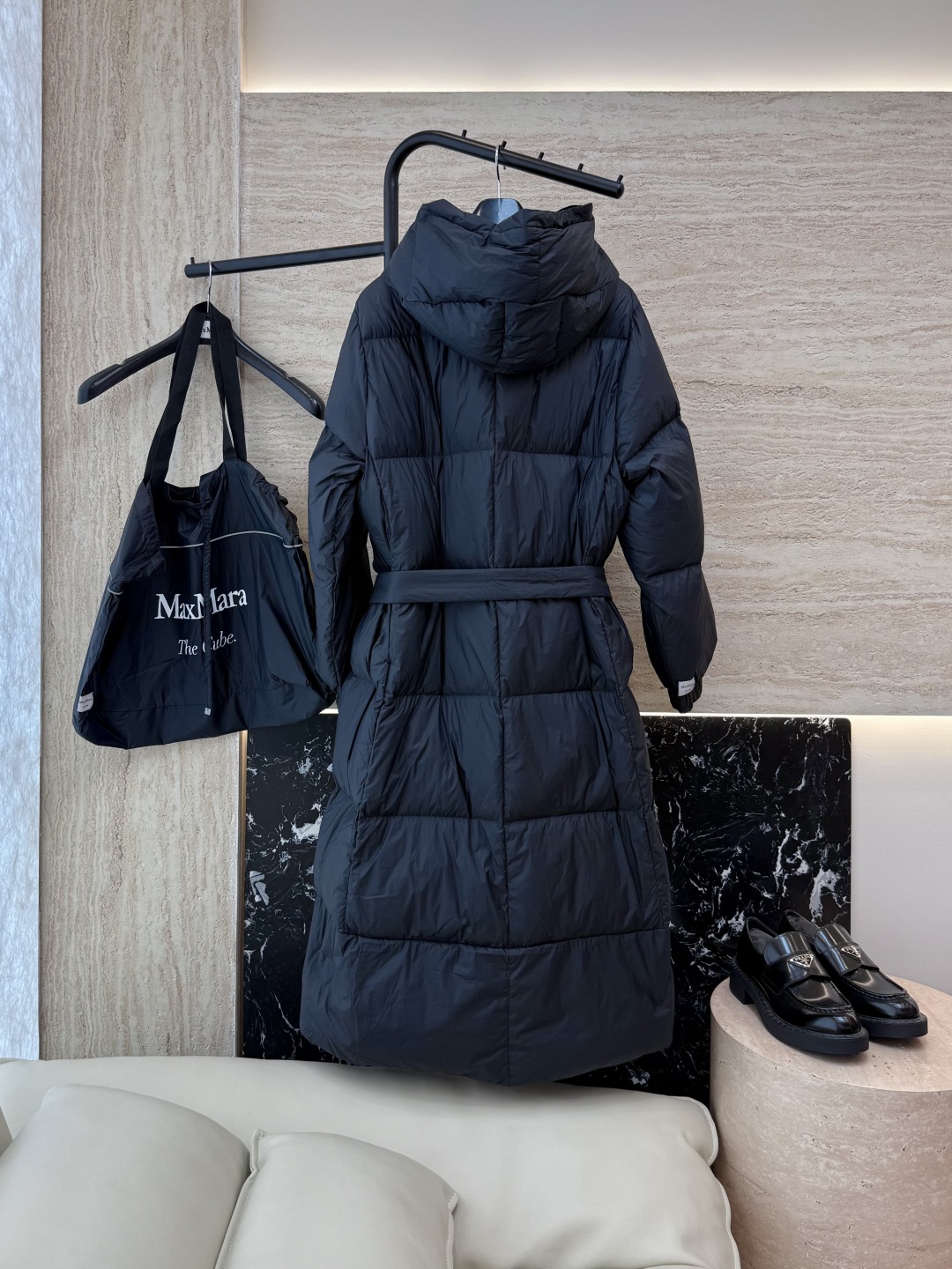 M2100#新款羽绒服⚠️2024。
max mara  配原包装 原标高定版 羽绒长款鹅绒服  90%