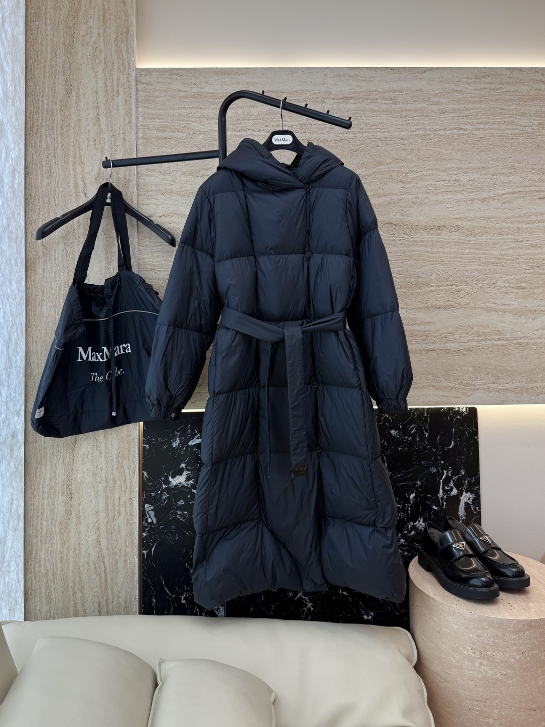 M2100#新款羽绒服⚠️2024。
max mara  配原包装 原标高定版 羽绒长款鹅绒服  90%