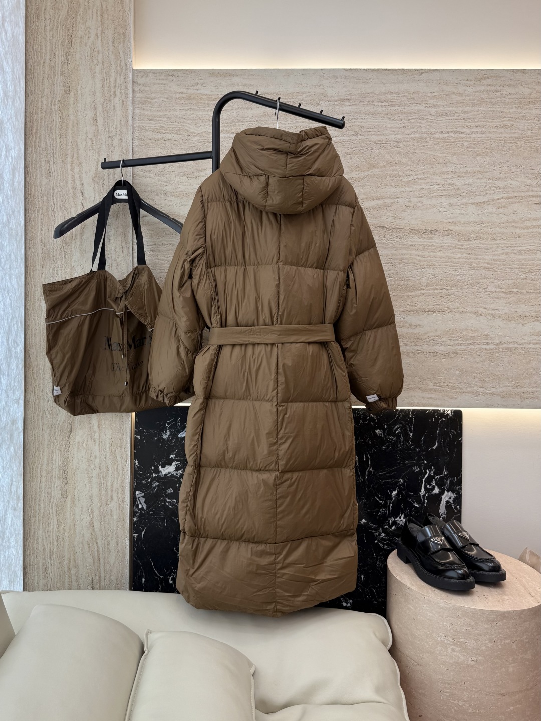 M2100#新款羽绒服⚠️2024。
max mara  配原包装 原标高定版 羽绒长款鹅绒服  90%