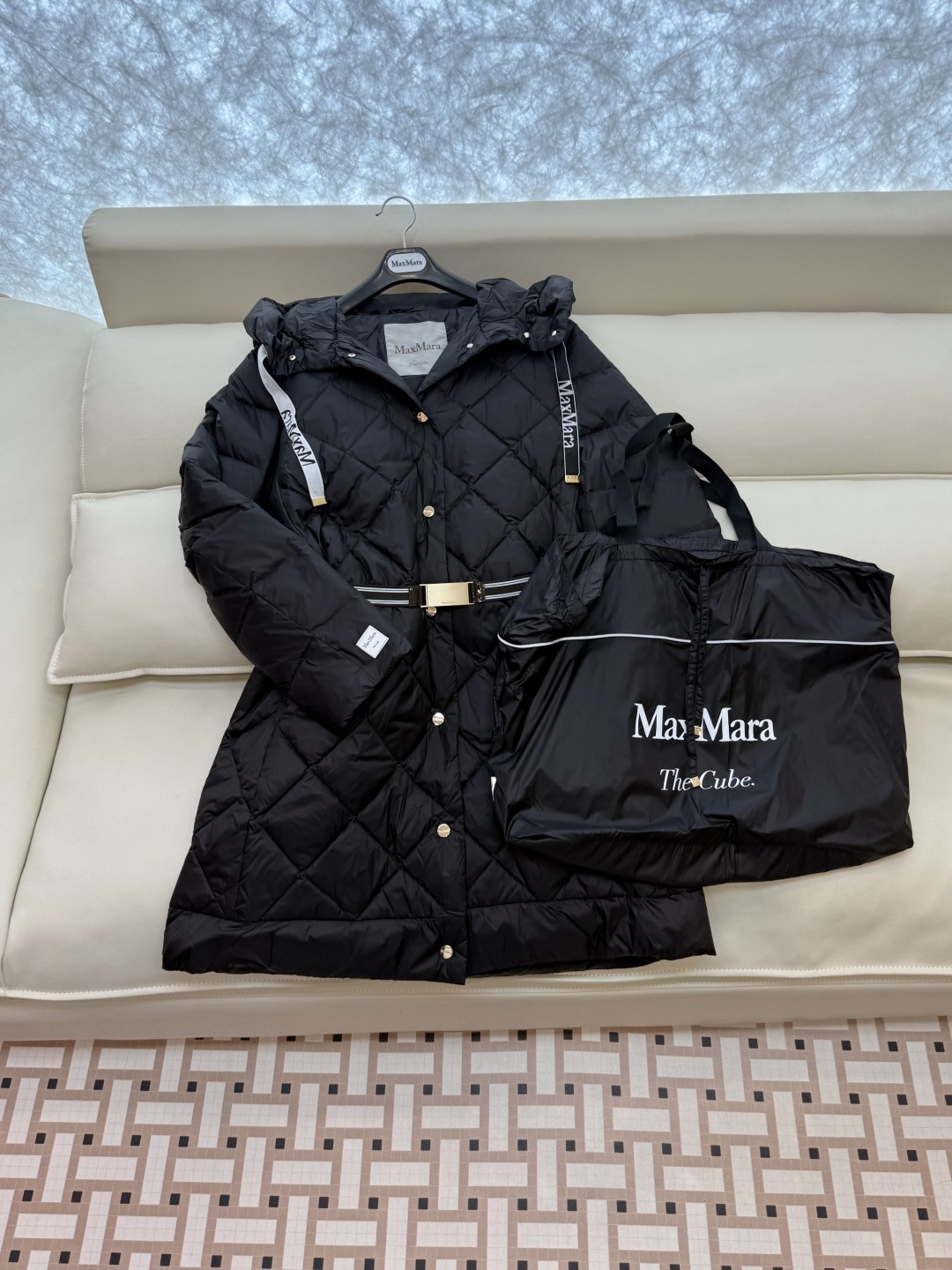 MX675#新款羽绒服⚠️2025。
Max 菱形格 90% 白鹅绒 带帽 修身款 定制腰带 按扣款 羽