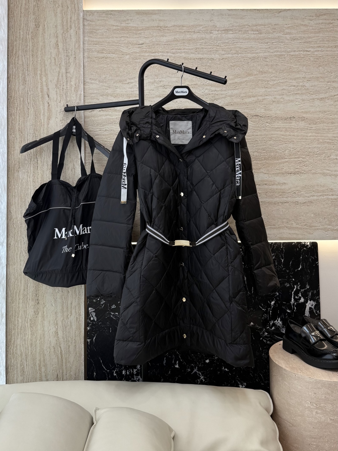 MX675#新款羽绒服⚠️2025。
Max 菱形格 90% 白鹅绒 带帽 修身款 定制腰带 按扣款 羽