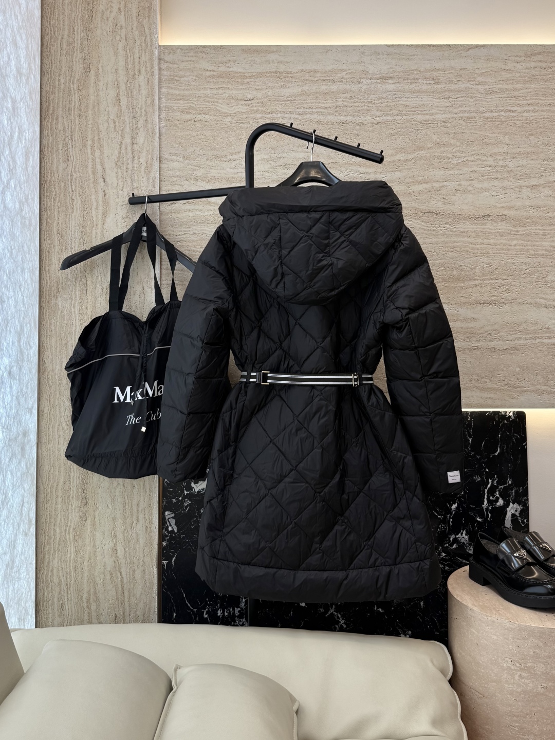 MX675#新款羽绒服⚠️2025。
Max 菱形格 90% 白鹅绒 带帽 修身款 定制腰带 按扣款 羽