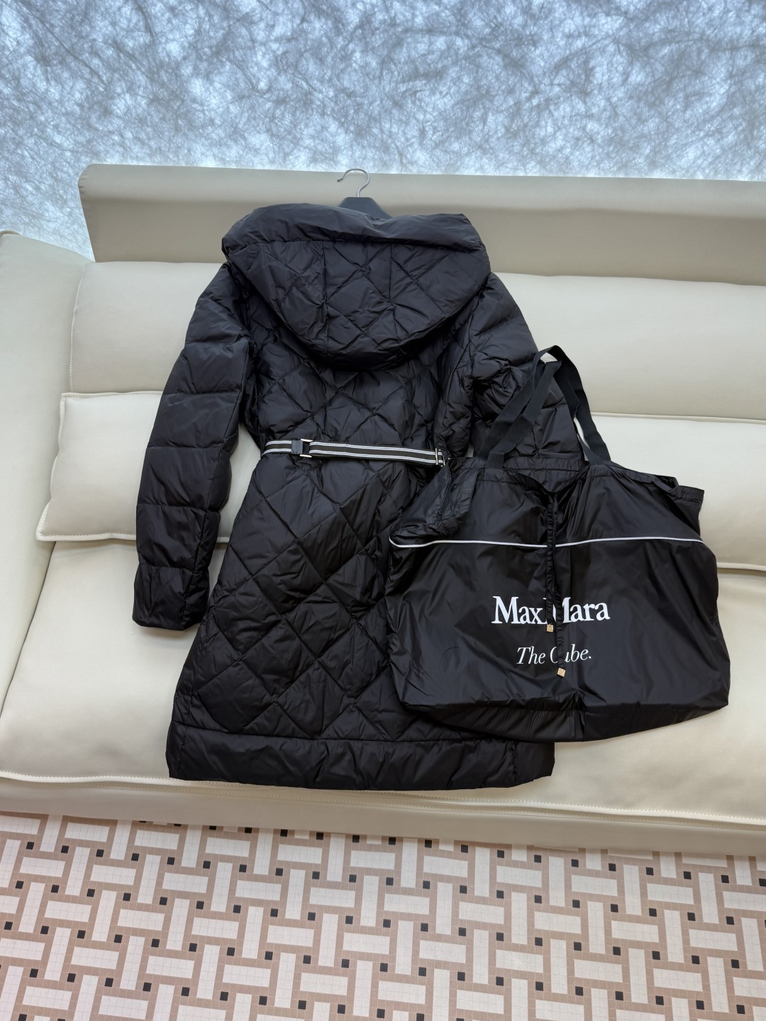 MX675#新款羽绒服⚠️2025。
Max 菱形格 90% 白鹅绒 带帽 修身款 定制腰带 按扣款 羽