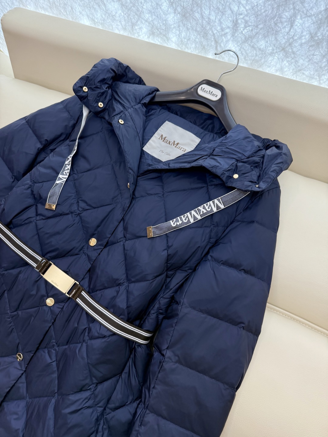 MX675#新款羽绒服⚠️2025。
Max 菱形格 90% 白鹅绒 带帽 修身款 定制腰带 按扣款 羽