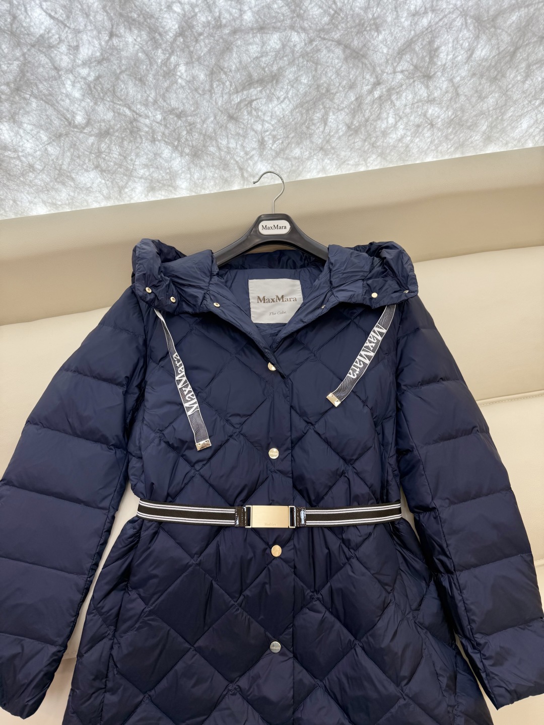 MX675#新款羽绒服⚠️2025。
Max 菱形格 90% 白鹅绒 带帽 修身款 定制腰带 按扣款 羽