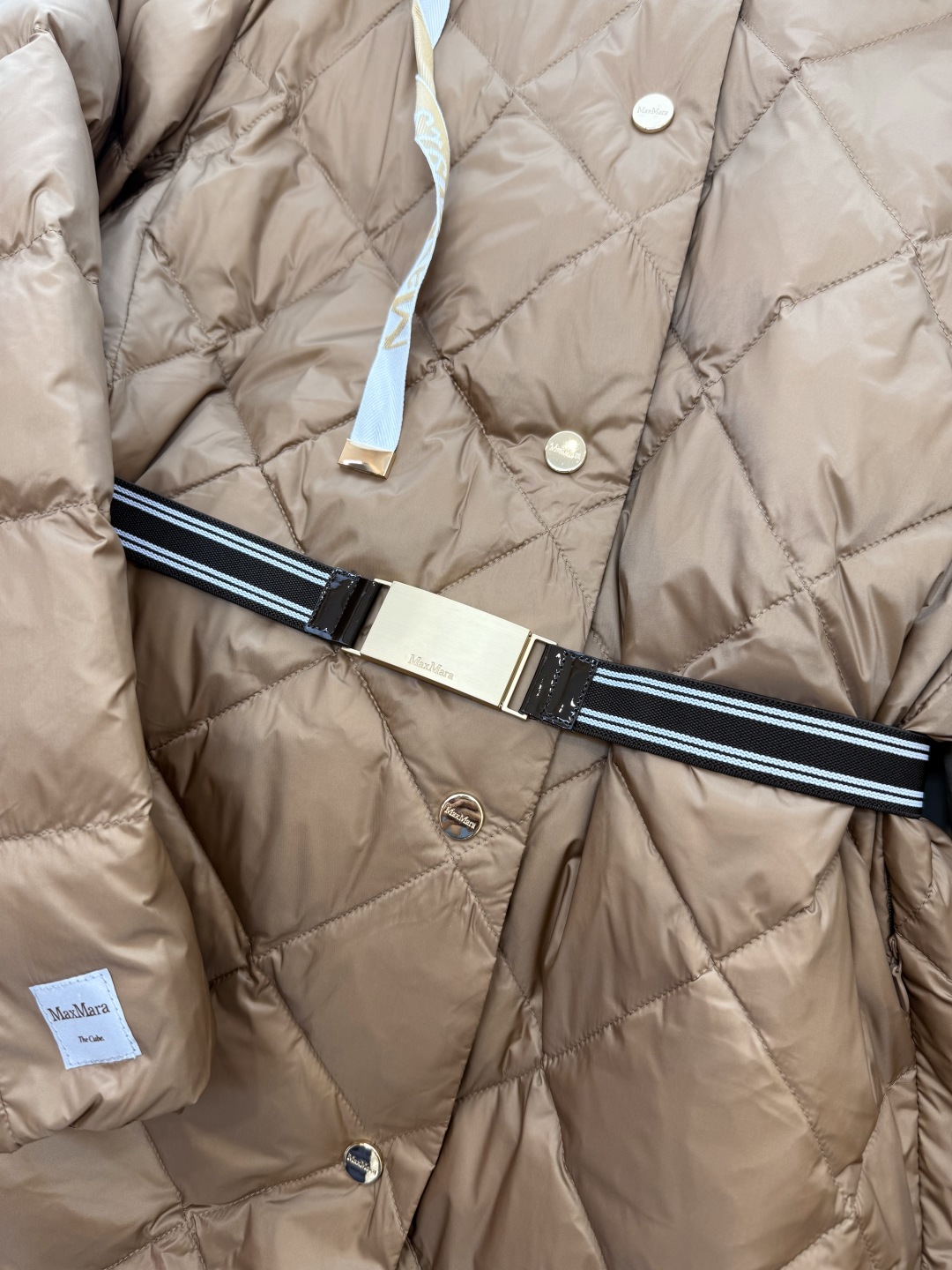 MX675#新款羽绒服⚠️2025。
Max 菱形格 90% 白鹅绒 带帽 修身款 定制腰带 按扣款 羽