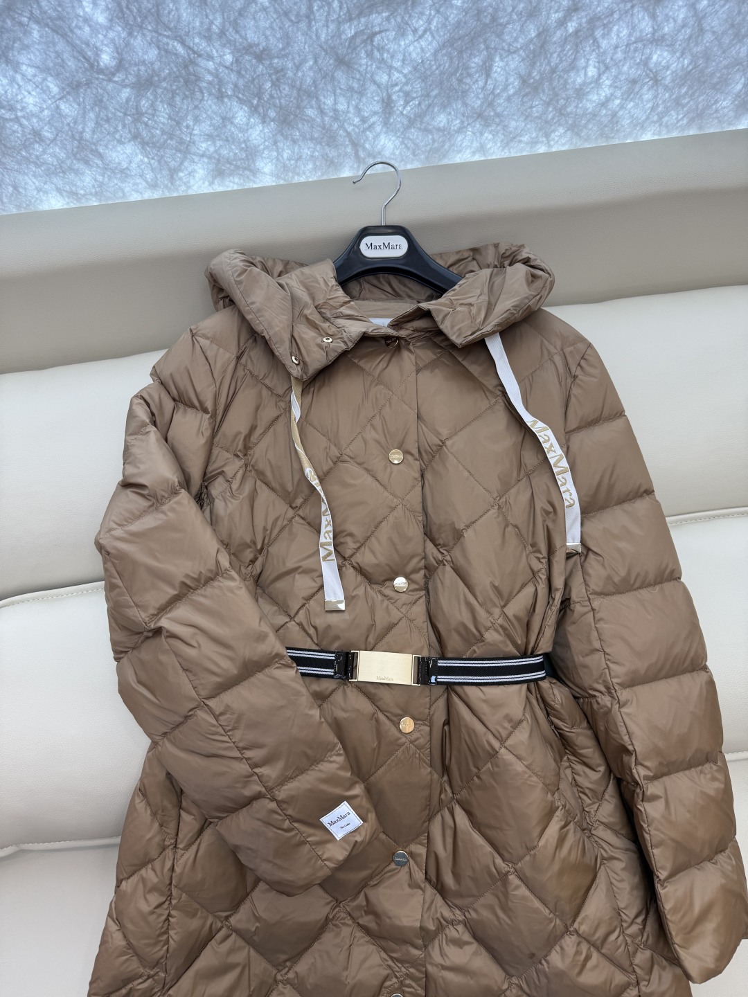 MX675#新款羽绒服⚠️2025。
Max 菱形格 90% 白鹅绒 带帽 修身款 定制腰带 按扣款 羽