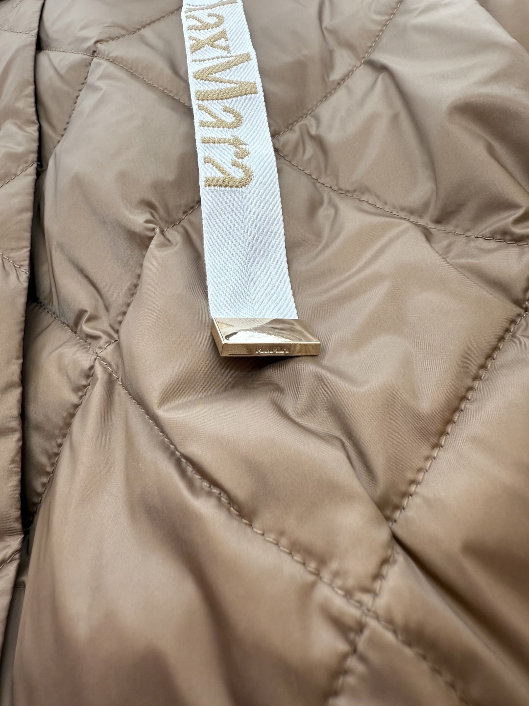 MX675#新款羽绒服⚠️2025。
Max 菱形格 90% 白鹅绒 带帽 修身款 定制腰带 按扣款 羽