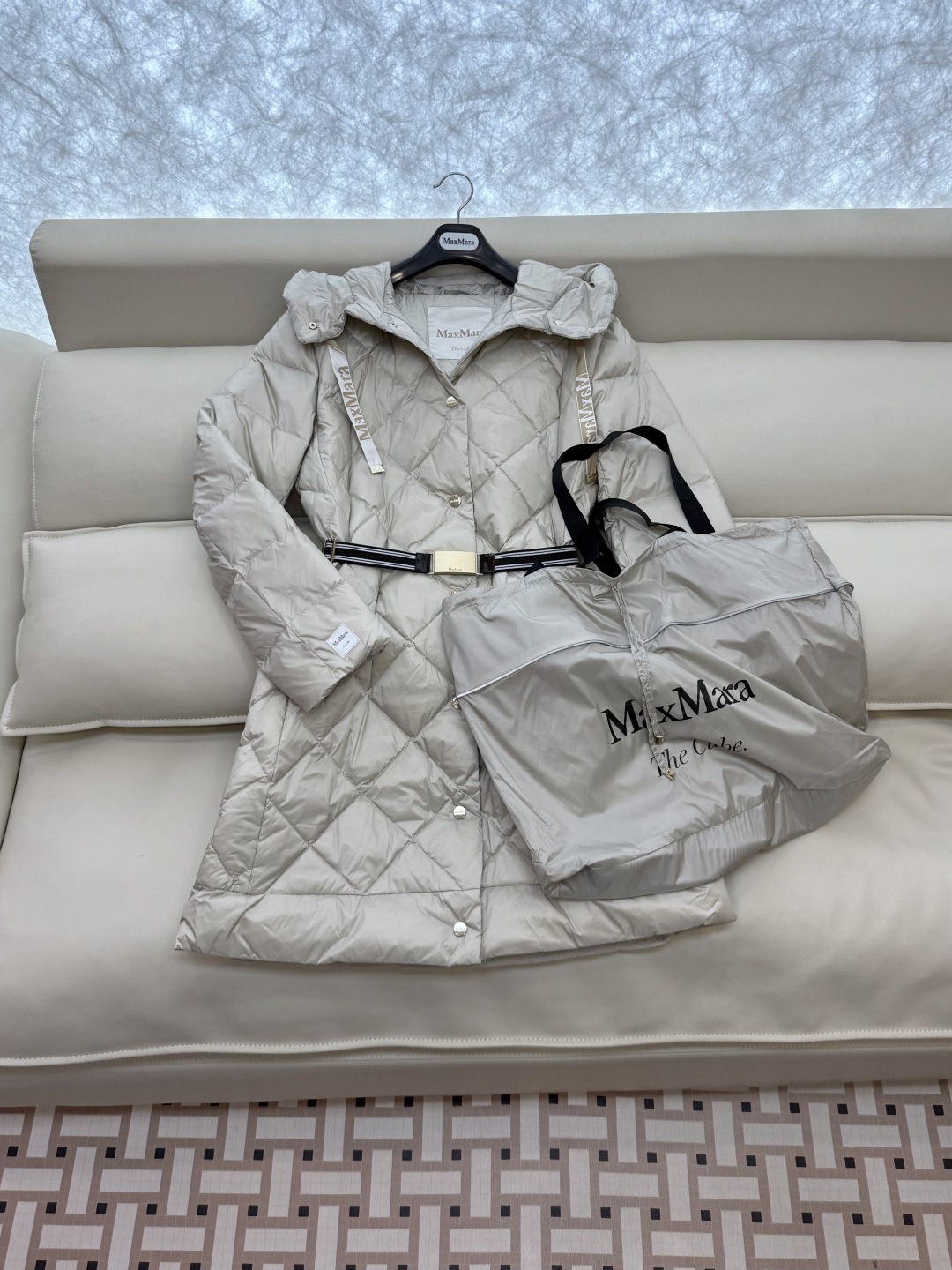 MX675#新款羽绒服⚠️2025。
Max 菱形格 90% 白鹅绒 带帽 修身款 定制腰带 按扣款 羽